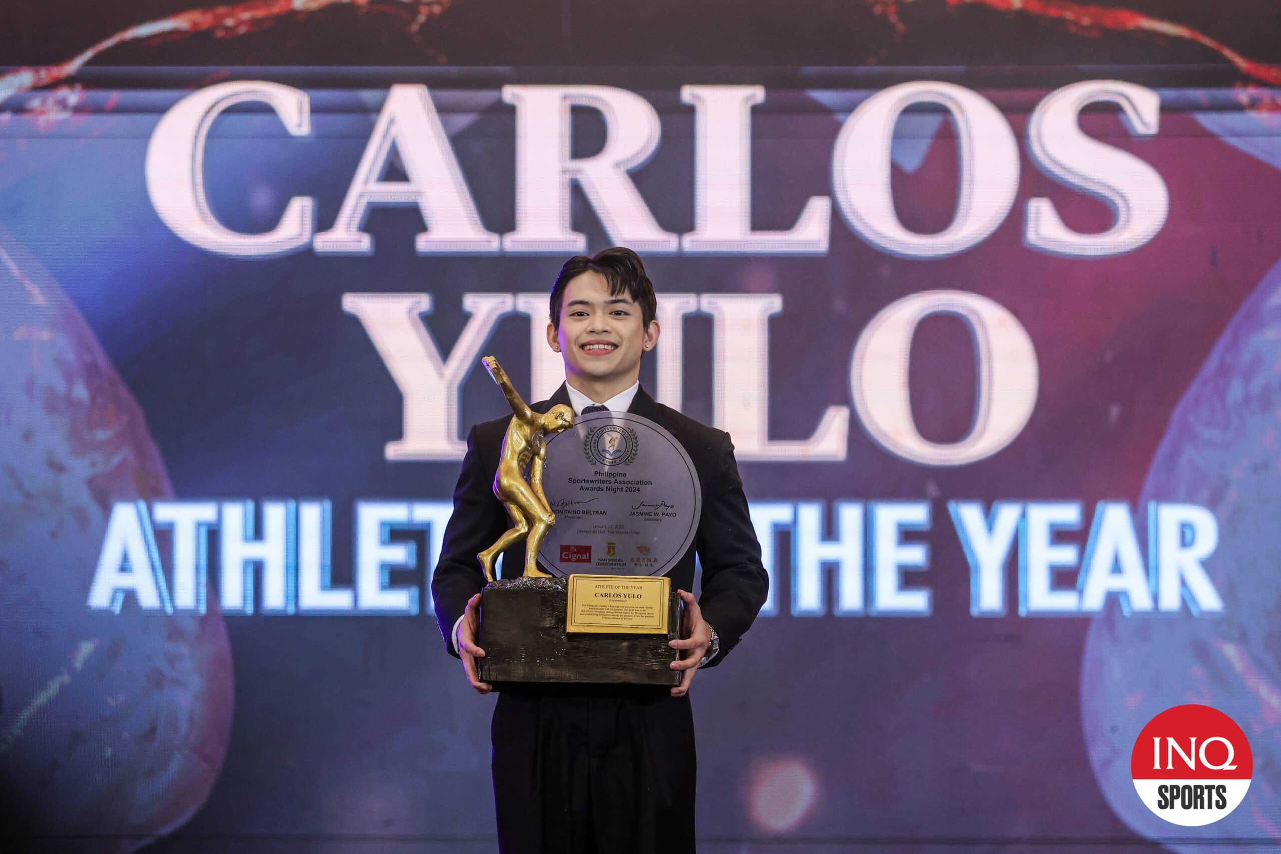 Carlos Yulo, el primer y único medallista de oro de Filipinas en los Juegos Olímpicos, recibe su premio Atleta del Año de la Asociación de Critos de Deportes de Filipinas (PSA) durante su noche de premios el lunes en el Hotel Manila.