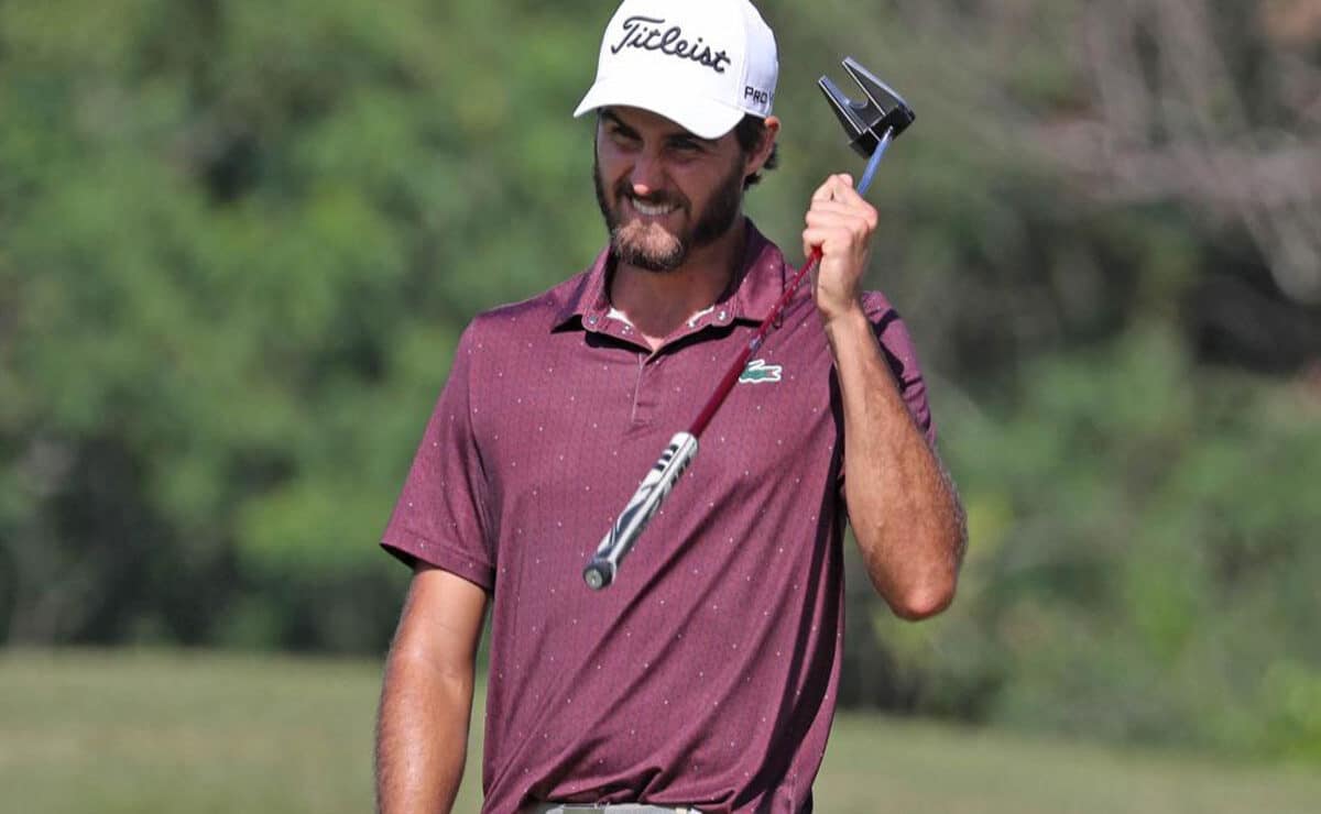 Julien Sale reacciona después de dejar un toque para su segundo putt en 18.