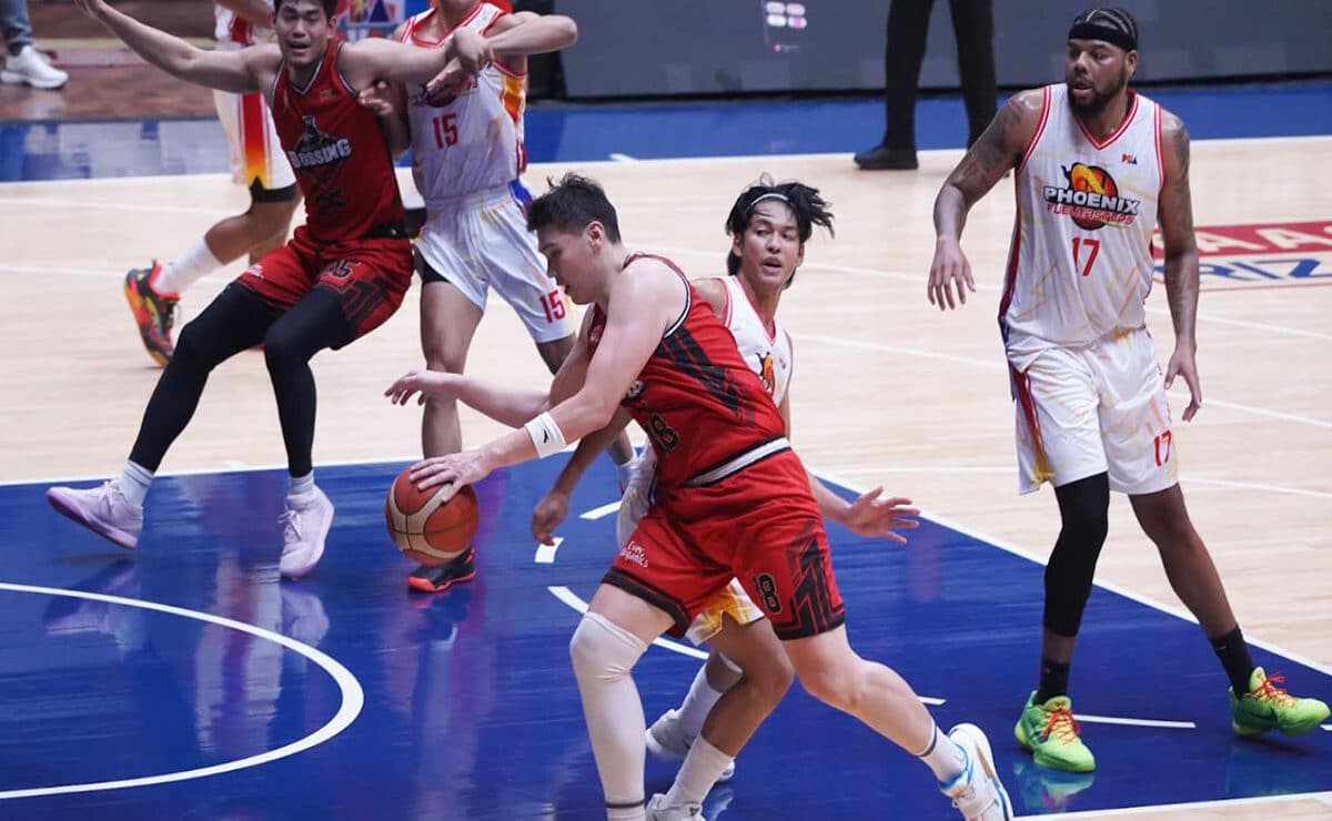 Justin Chua (with ball) helped take care of scoring for Blackwater, fifinishing with 22 points. —AUGUST DELA CRUZ