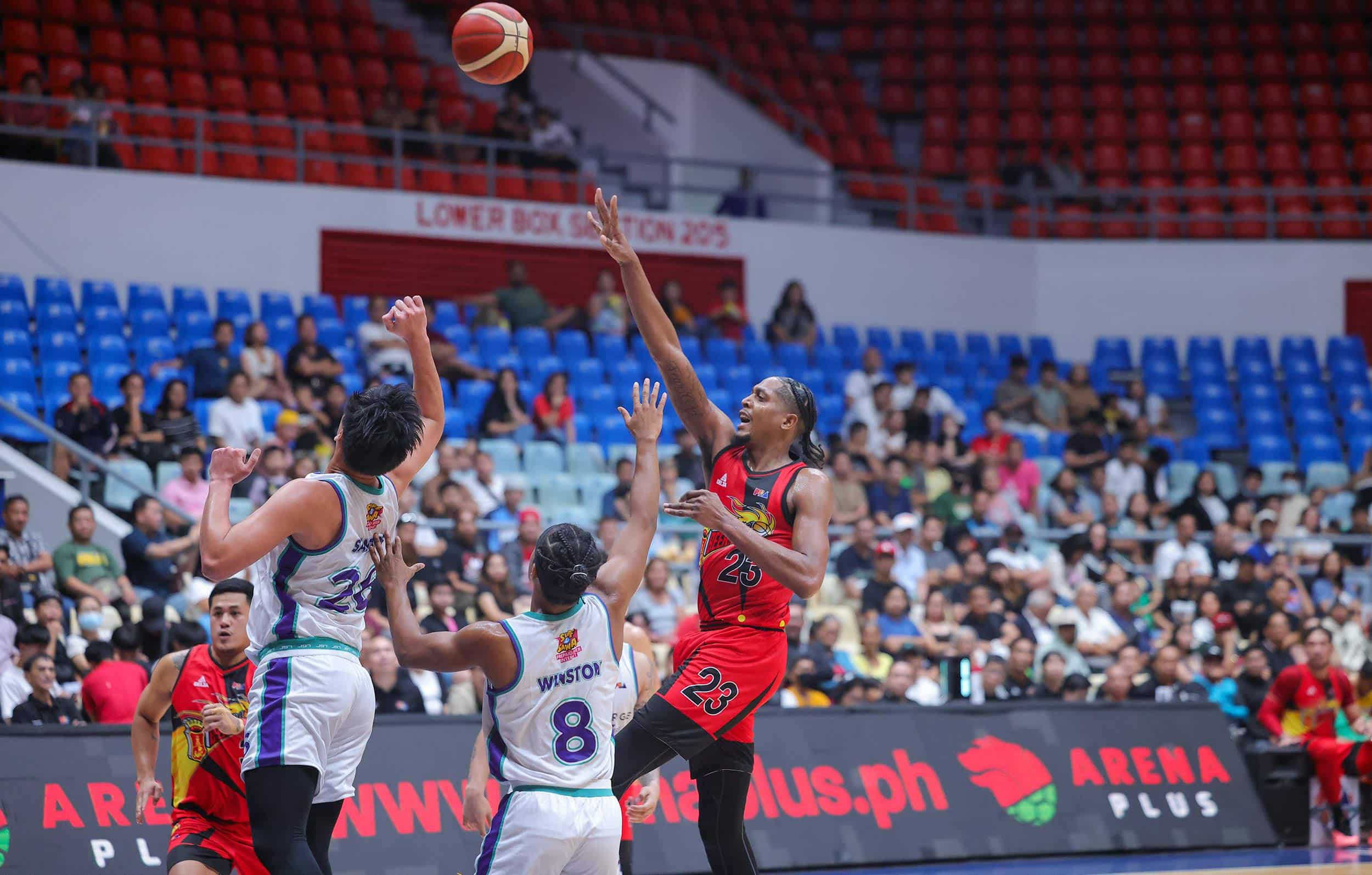 San Miguel imports Malik Pope in a PBA Commissioner's Cup game against Converge Fiberxers.