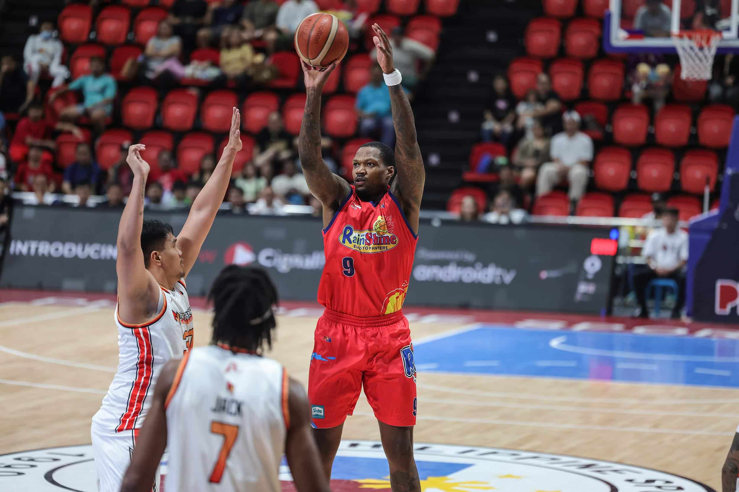 Faça chuva ou faça sol, importe Deon Thompson durante um jogo da PBA Commissioner's Cup