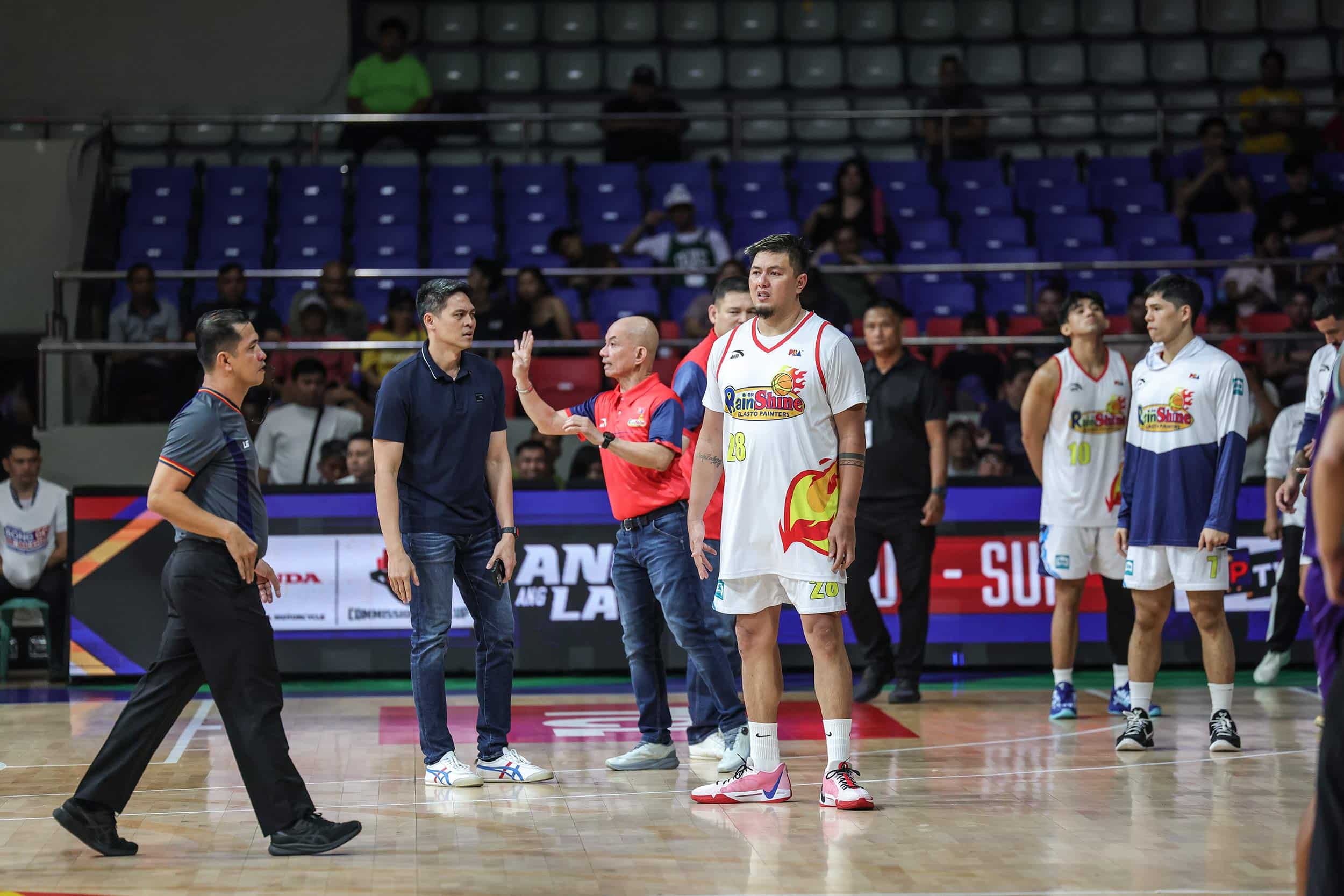 Hujan atau cerah Pelatih Elastopainters Yeng Guiao selama pertandingan Piala Komisaris PBA