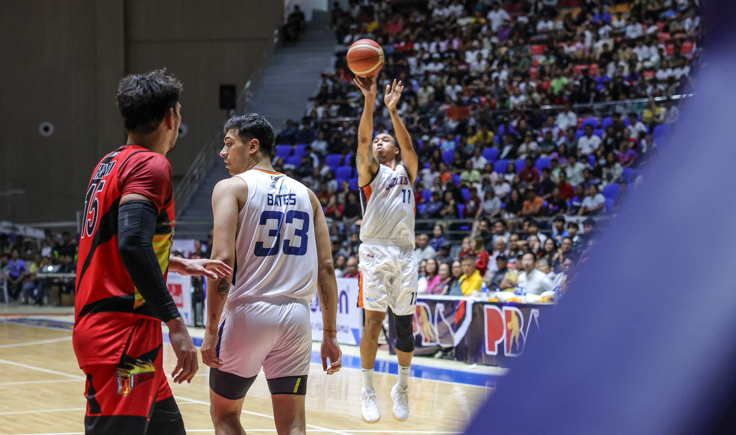 カンドンシティで行われたPBAコミッショナーズカップのサンミゲル・ビアメン戦でのメラルコ・ボルツのクリス・ニューサム。 