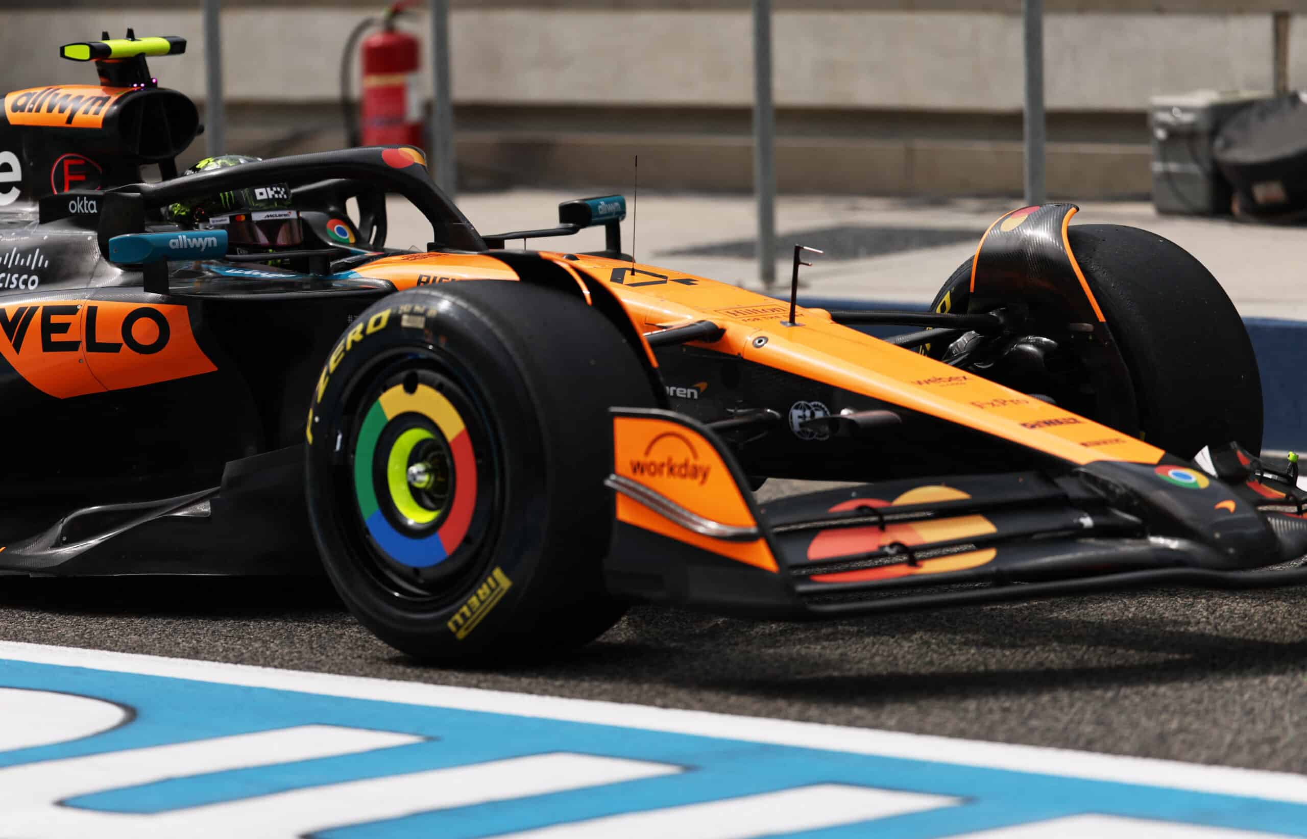 Fórmula Uno F1 - Pruebas previas a la temporada - Bahrein International Circuit, Sakhir, Bahrein - 28 de febrero de 2025 Lando Norris de McLaren durante las pruebas