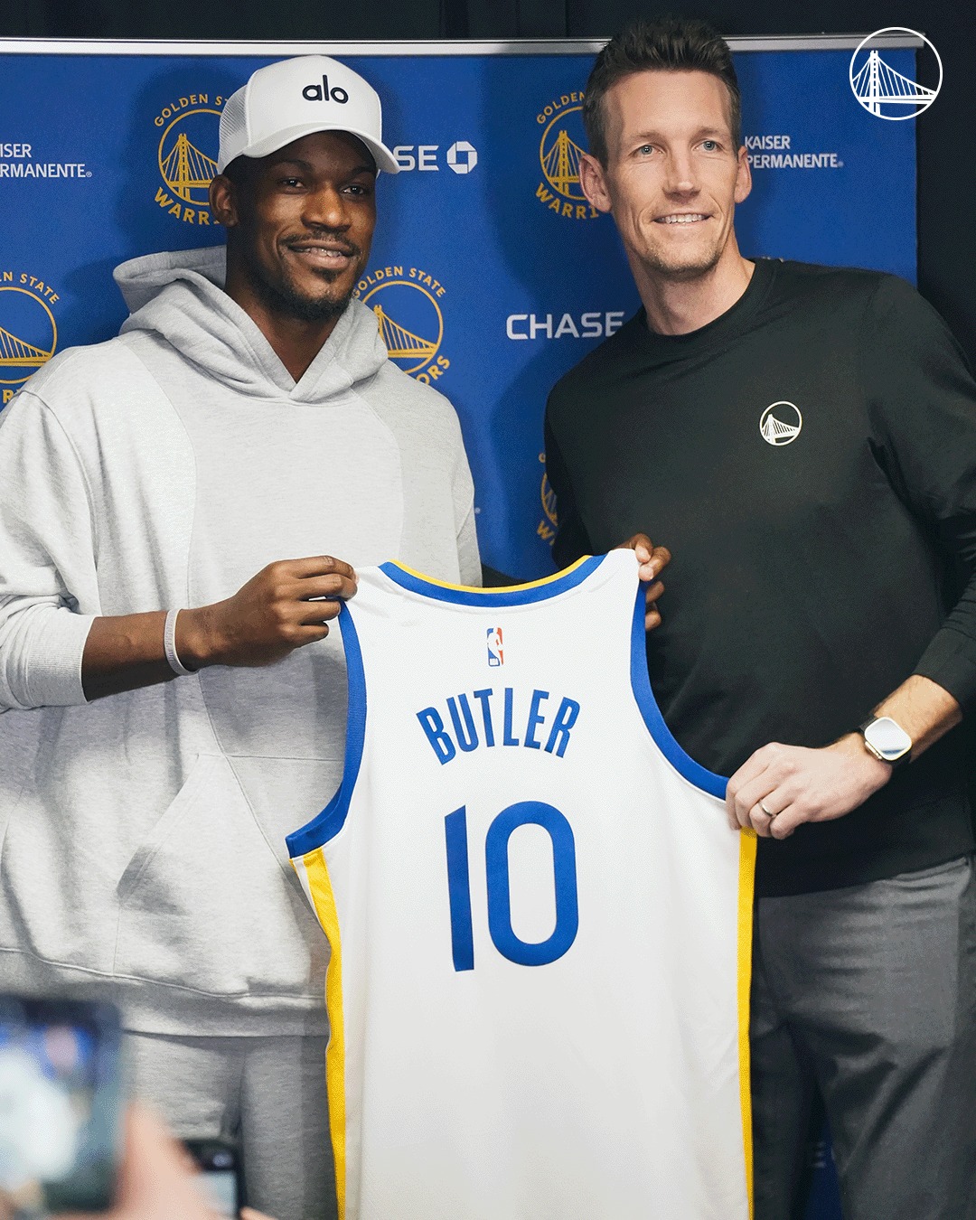 Jimmy Butler se junta oficialmente aos Golden State Warriors na NBA depois de ser negociado de Miami Heat.