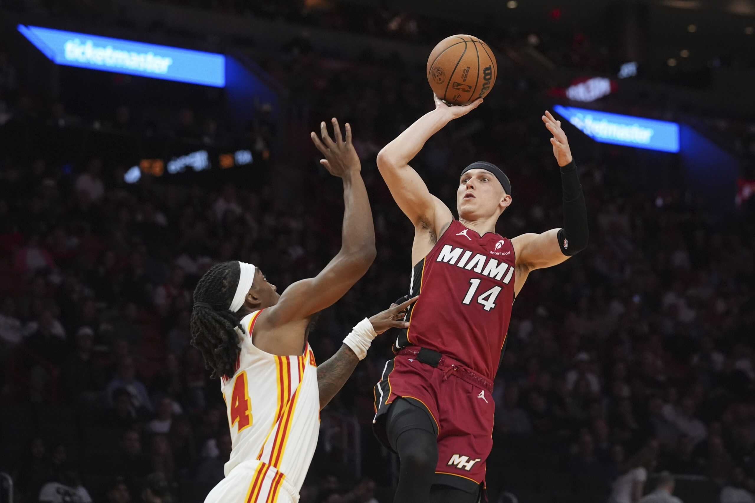 O guarda de calor de Miami, Tyler Herro (14), pretende marcar sobre o guarda de Atlanta Hawks, Terance Mann (14) durante a segunda metade de um jogo de basquete da NBA, quarta -feira, 26 de fevereiro de 2025, em Miami.