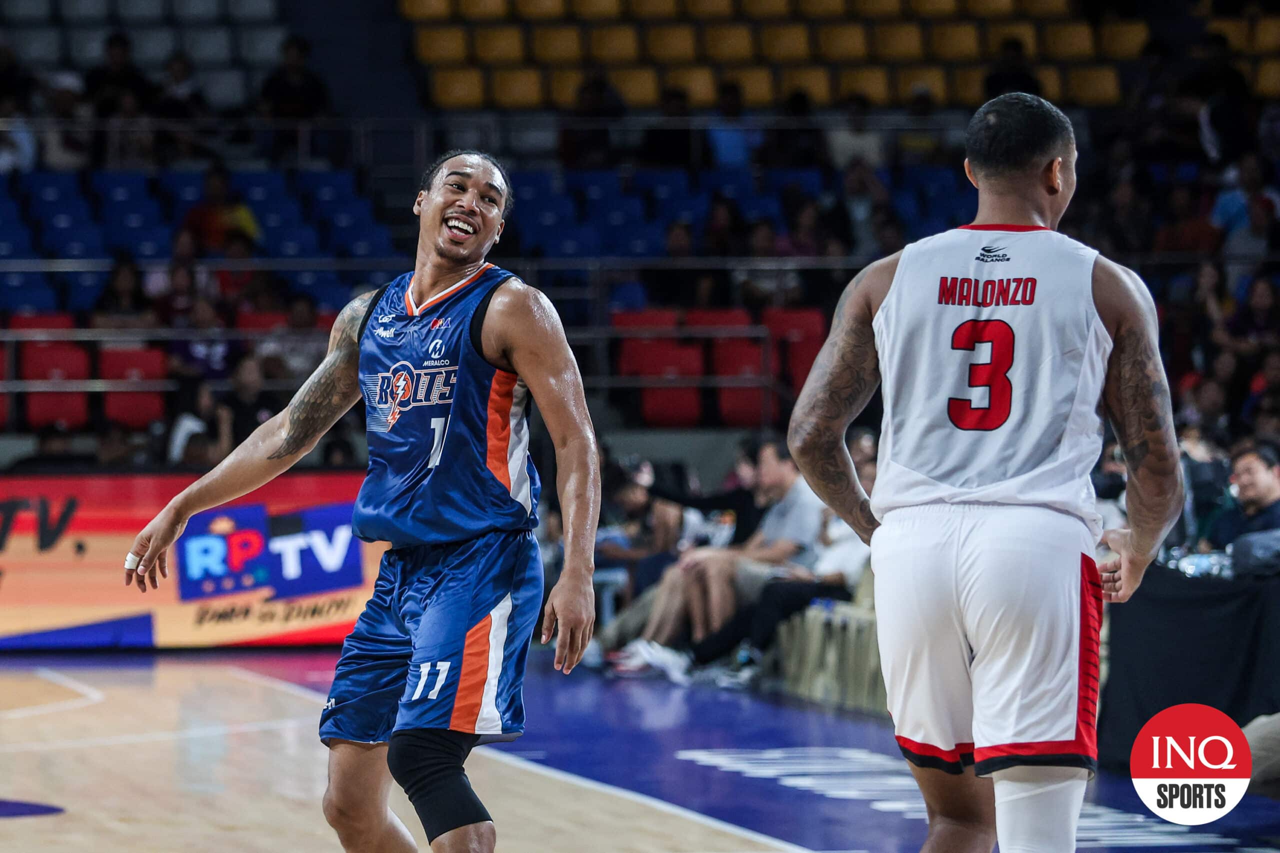 Chris Newsome, de Meralco Bolts, durante a vitória do jogo 2 sobre o Barangay Ginebra Gin Kings nas quartas de final do PBA Commissioner's Cup