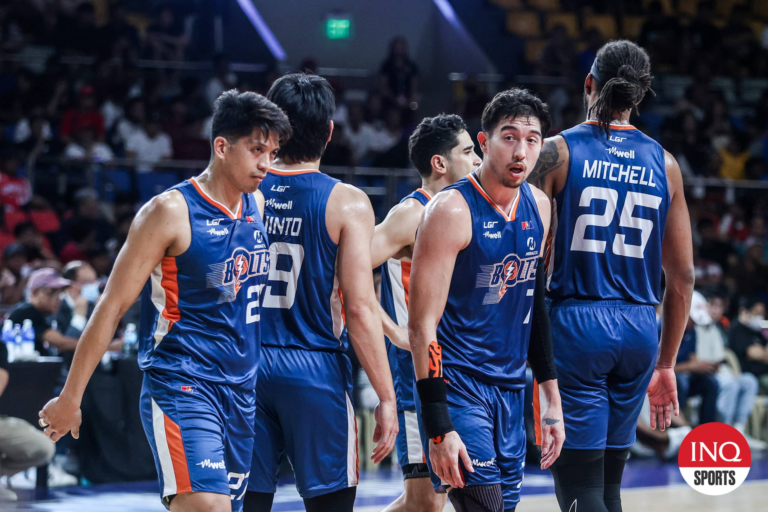 Meralco Bolts durante as quartas de final da Copa do Comissário do PBA contra o Barangay Ginebra Gin Kings.