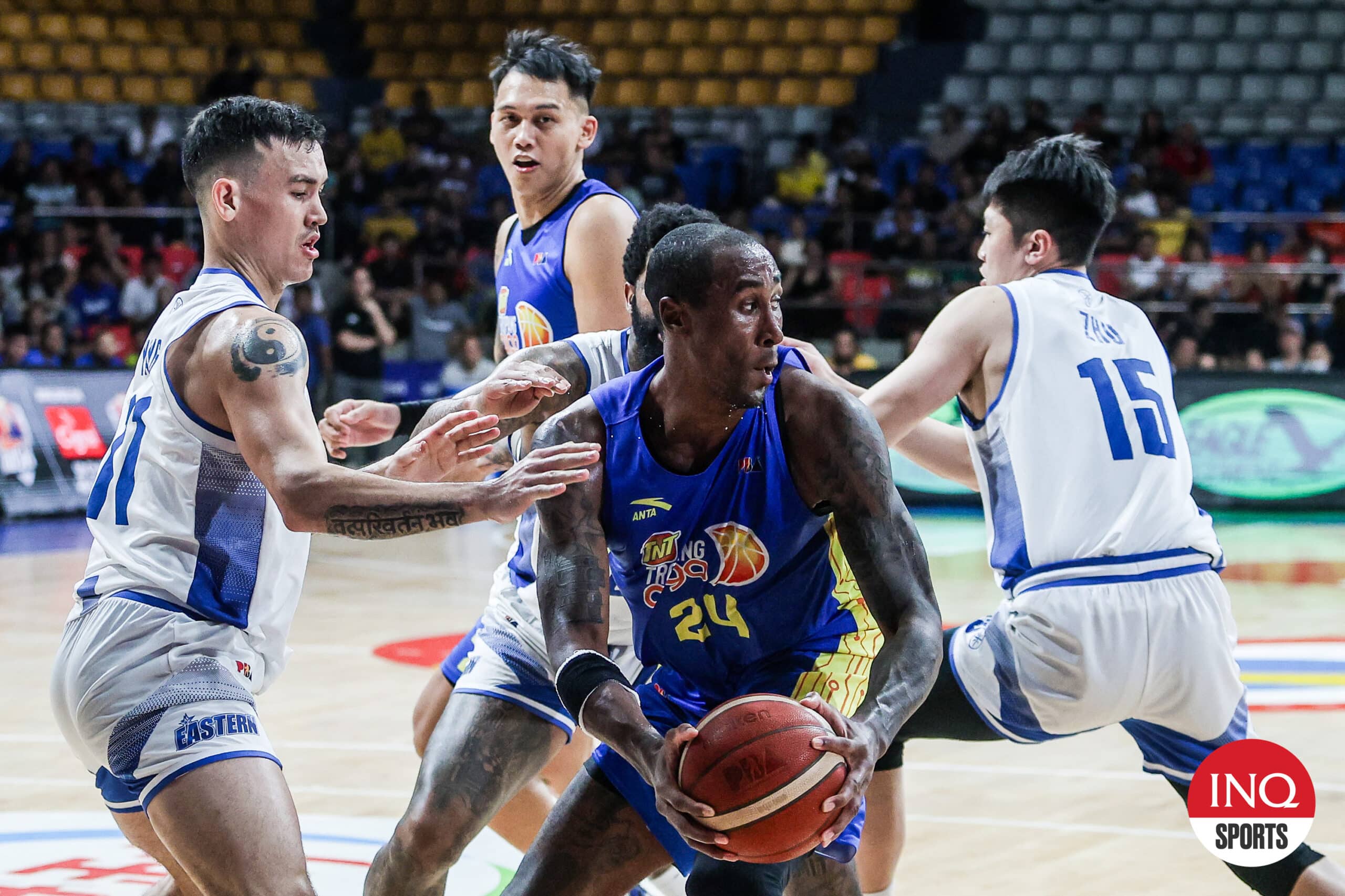 TNT Tropang Giga Memperoleh Rondae Hollis Jefferson selama pertandingan di perempat final Komisaris PBA