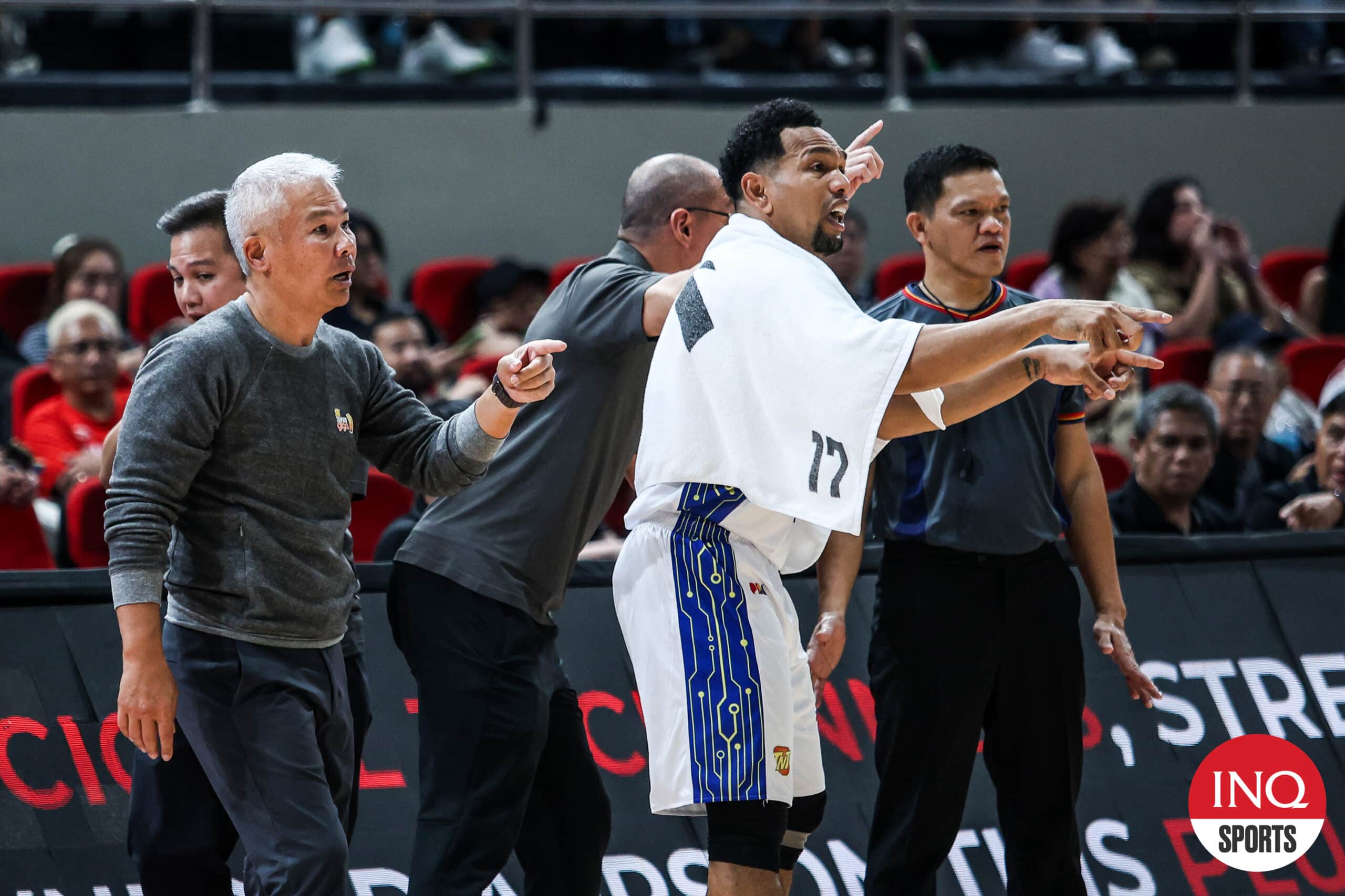 El entrenador de TNT Chot Reyes y el veterano guardia Jayson Castro.