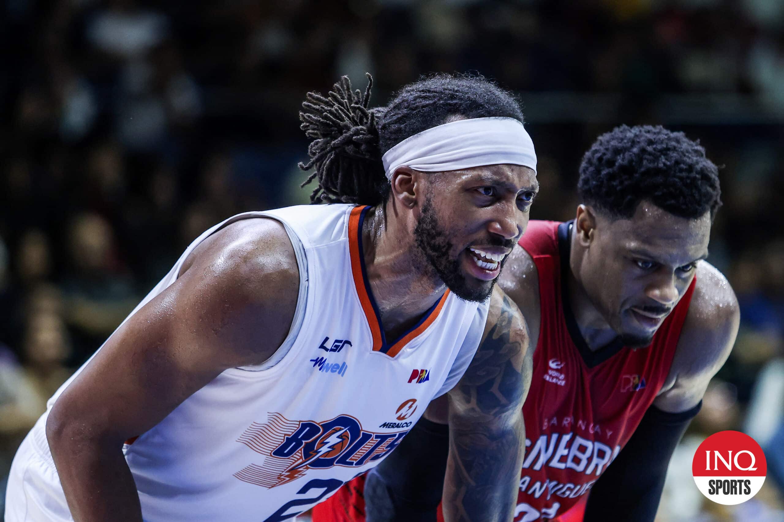 O Barangay Ginebra Gin Kings importa Justin Brownlee e Meralco Bolts Akil Mitchell durante as quartas de final do comissário do PBA do Comissário.