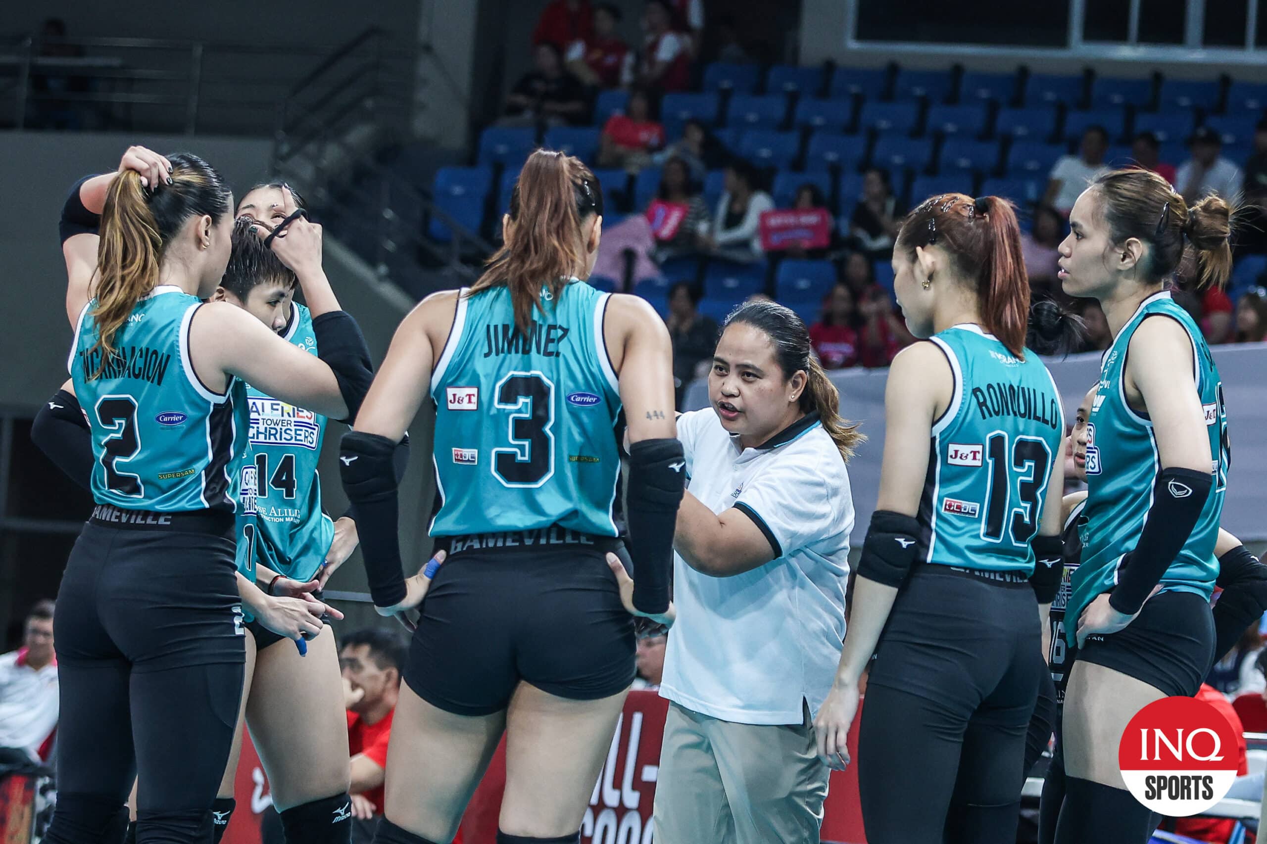 Lerma Giron habla con sus jugadores durante un juego de la conferencia de PVL All-Filipino.