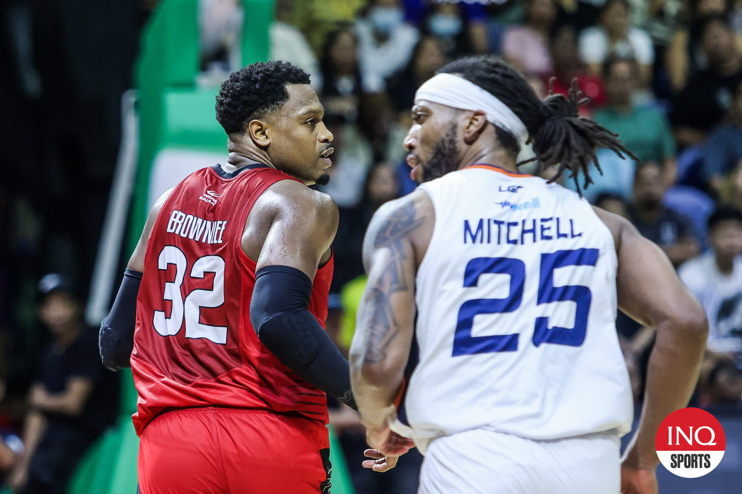 O Barangay Ginebra Gin Kings importa Justin Brownlee e Meralco Bolts Akil Mitchell durante as quartas de final do comissário do PBA do Comissário.