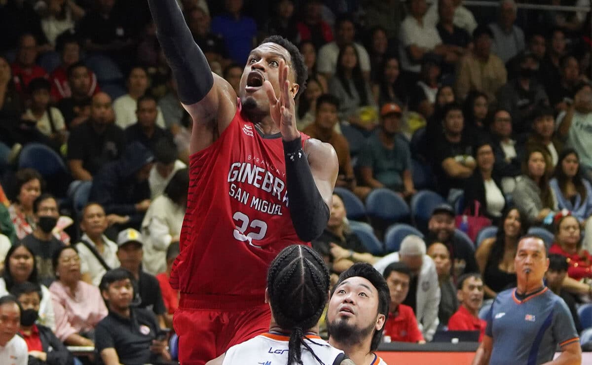 Justin Brownlee (with ball) played limited minutes for the Gin Kings in their last meeting against the Bolts. —AUGUST DELA CRUZ