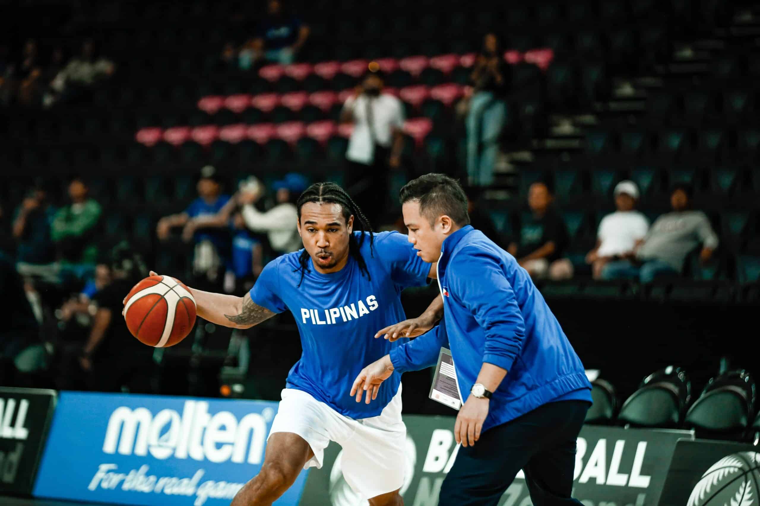 As pilhas de vidro de Chris Pilepins estão passando pelo primeiro treinamento de jogos contra o primeiro jogo na Ásia Qualificador na Ásia Qualificador nas eliminatórias da Ásia.