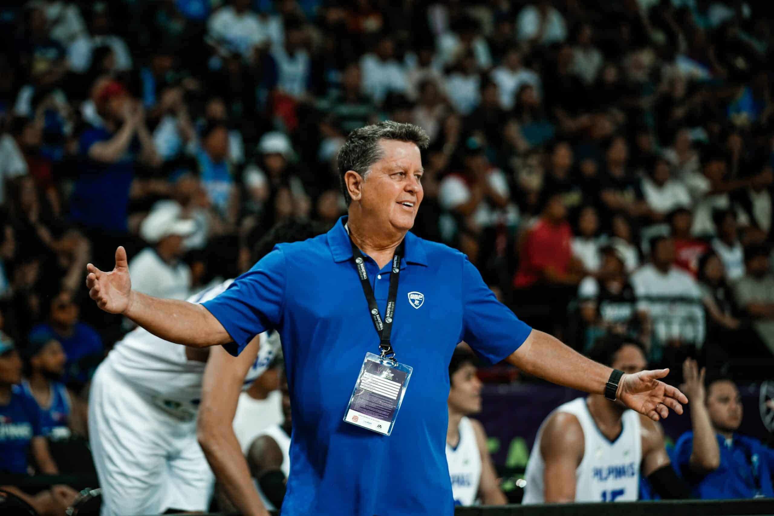 O treinador de Gilas Pilipinas, Tim Cone, durante um jogo contra a Nova Zelândia nos jogadores qualificados 2025 FIBA ​​Asia Cup.