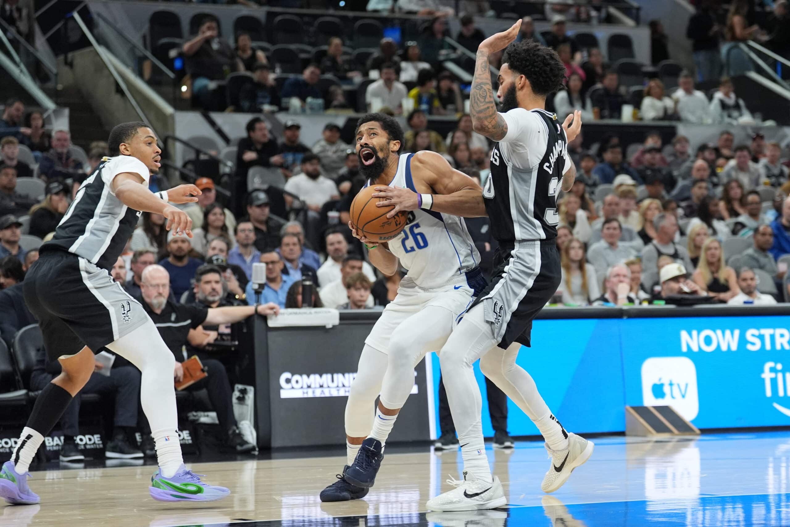 Rijd tussen Mavarix -bewaker Spencer Dinwid (26) en stuurde de San Antonio Spurs door Coldon Johnson (0) en Julian Champagni (30) in de tweede helft in het Frost Bank Center.