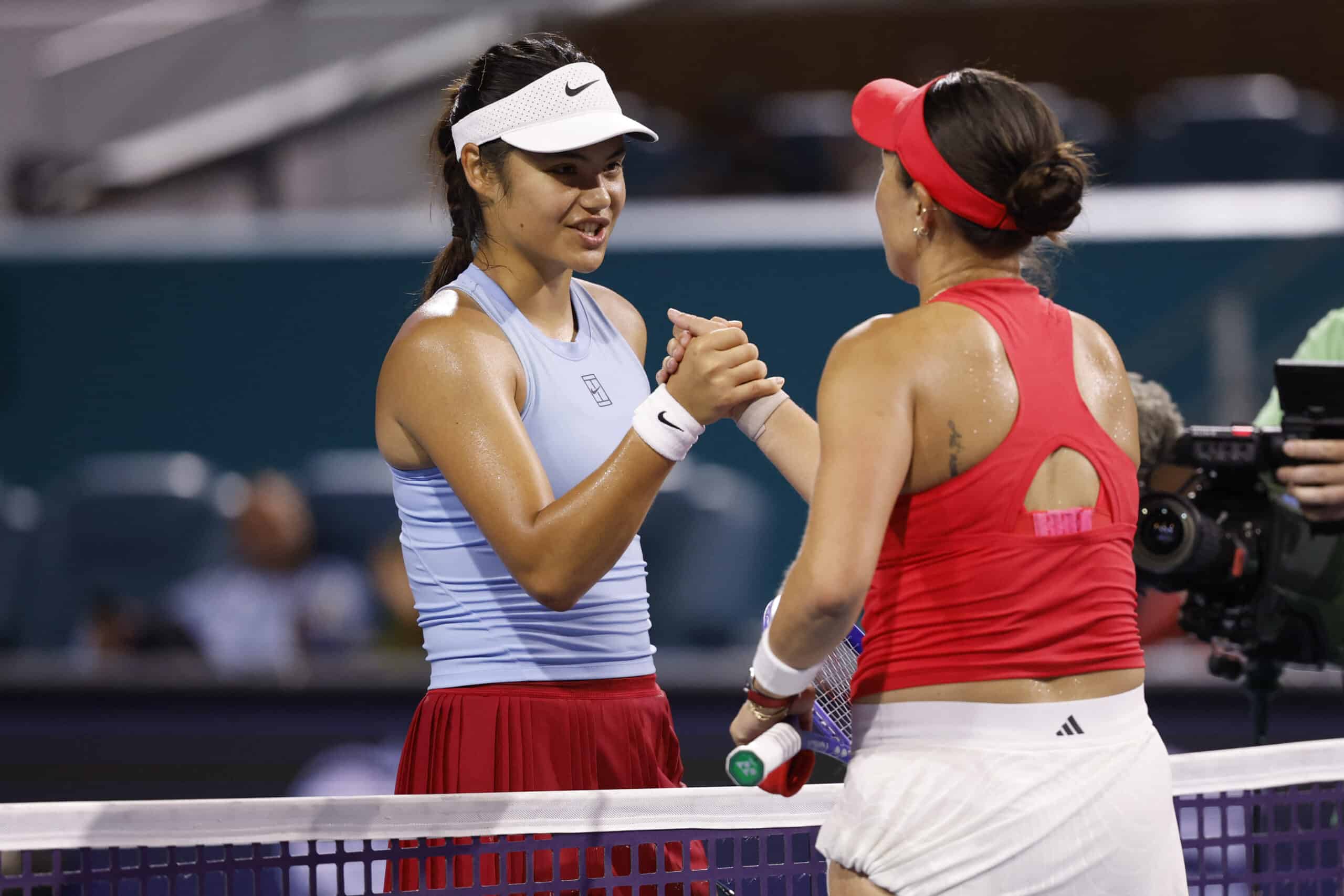 26 de marzo de 2025; Miami, FL, EE. UU.; Jessica Pegula (EE. UU.) (R) se da la mano con Emma Raducanu (GBR) (L) en la red después de su partido en el día nueve del Miami Open en Hard Rock Stadium