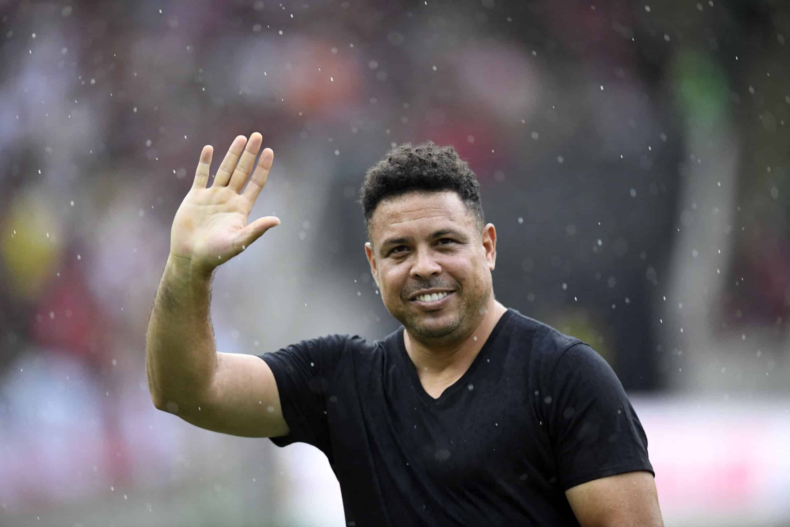 (Bestand) Brazili's Football Ronaldo Flamango, Brazilië en de Braziliaanse inter -Milan met een vriendelijke wedstrijd met de legendes, zoals de Braziliaanse voormalige speler Adriano Farewell als Rio de Janeirio's Marakana Stadium als afscheid) om zich terug te trekken voor zijn ras voor zijn ras. Gebrek aan hulp van de staatsfederatie.