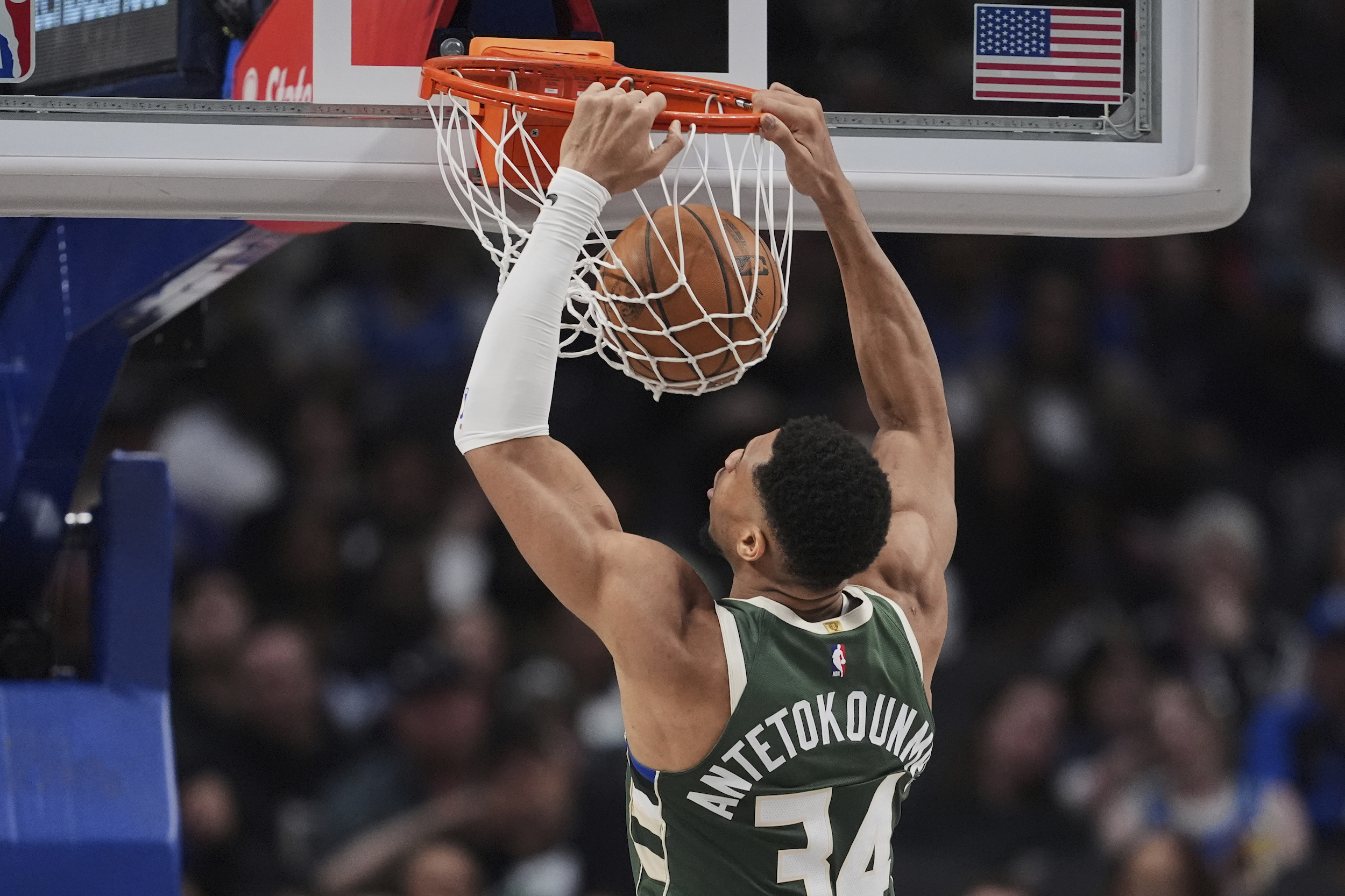 NBA: Giannis Antetokounmpo leads Bucks past Mavericks