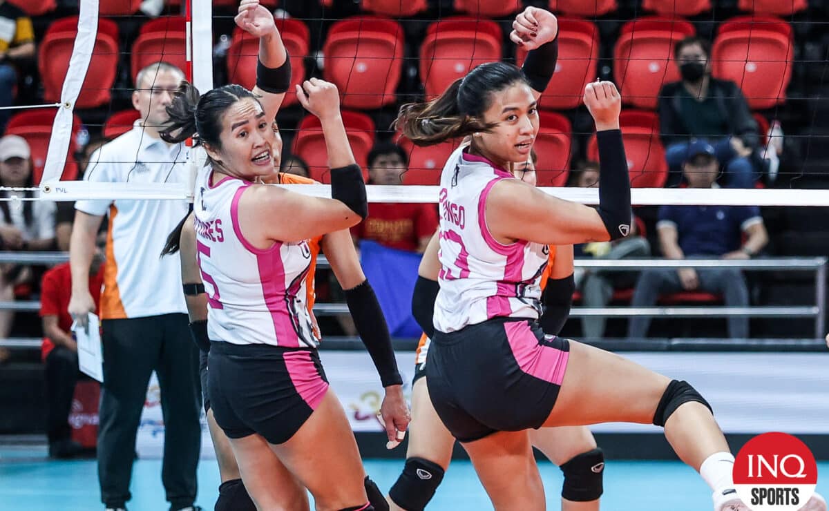 Akari Chargers celebrate during a win over Farm Fresh in the PVL All-Filipino Conference.–MARLO CUETO/INQUIRER.net