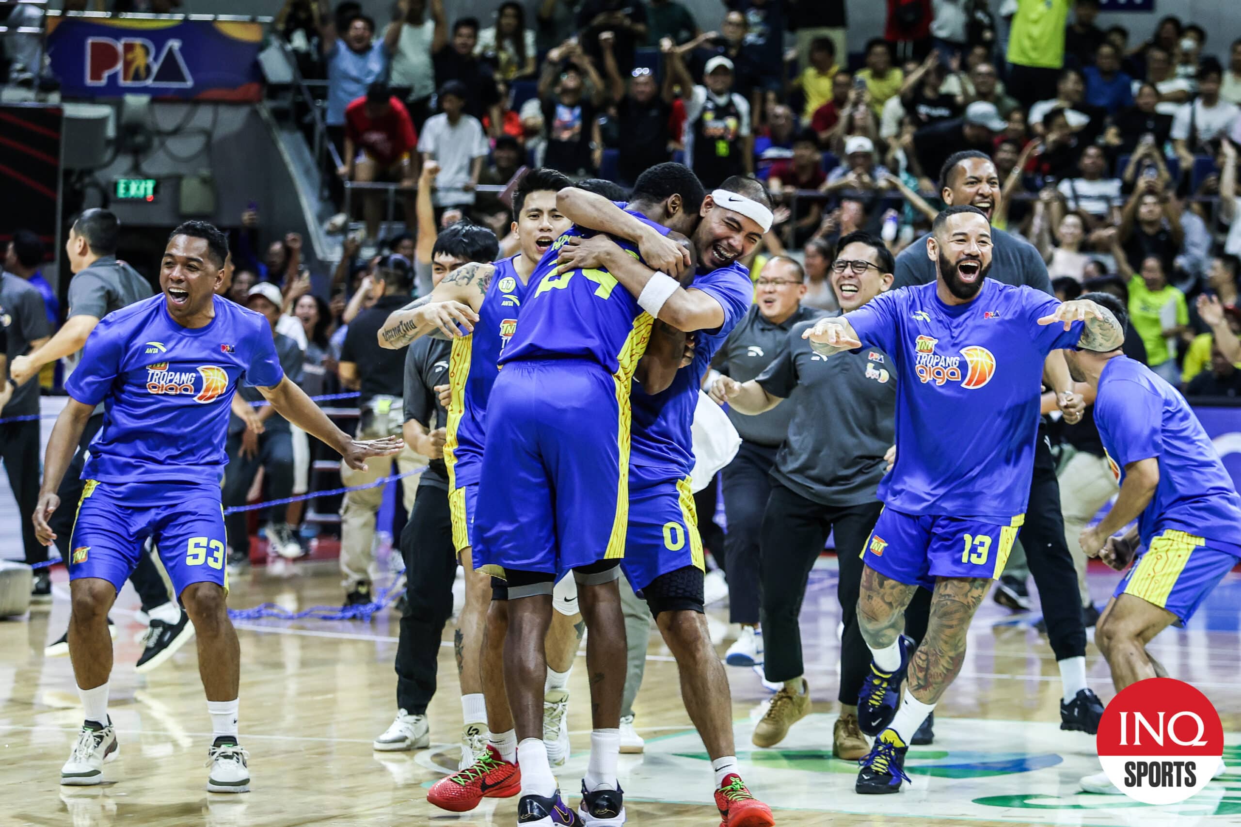 Los jugadores de TNT celebran la final de la Copa del Comisionado de PPA contra Paranga Kinebra Jin Kings después de un gran tiro de Glen Gopund en el Juego 7. -Marlo CUTO/Investigación
