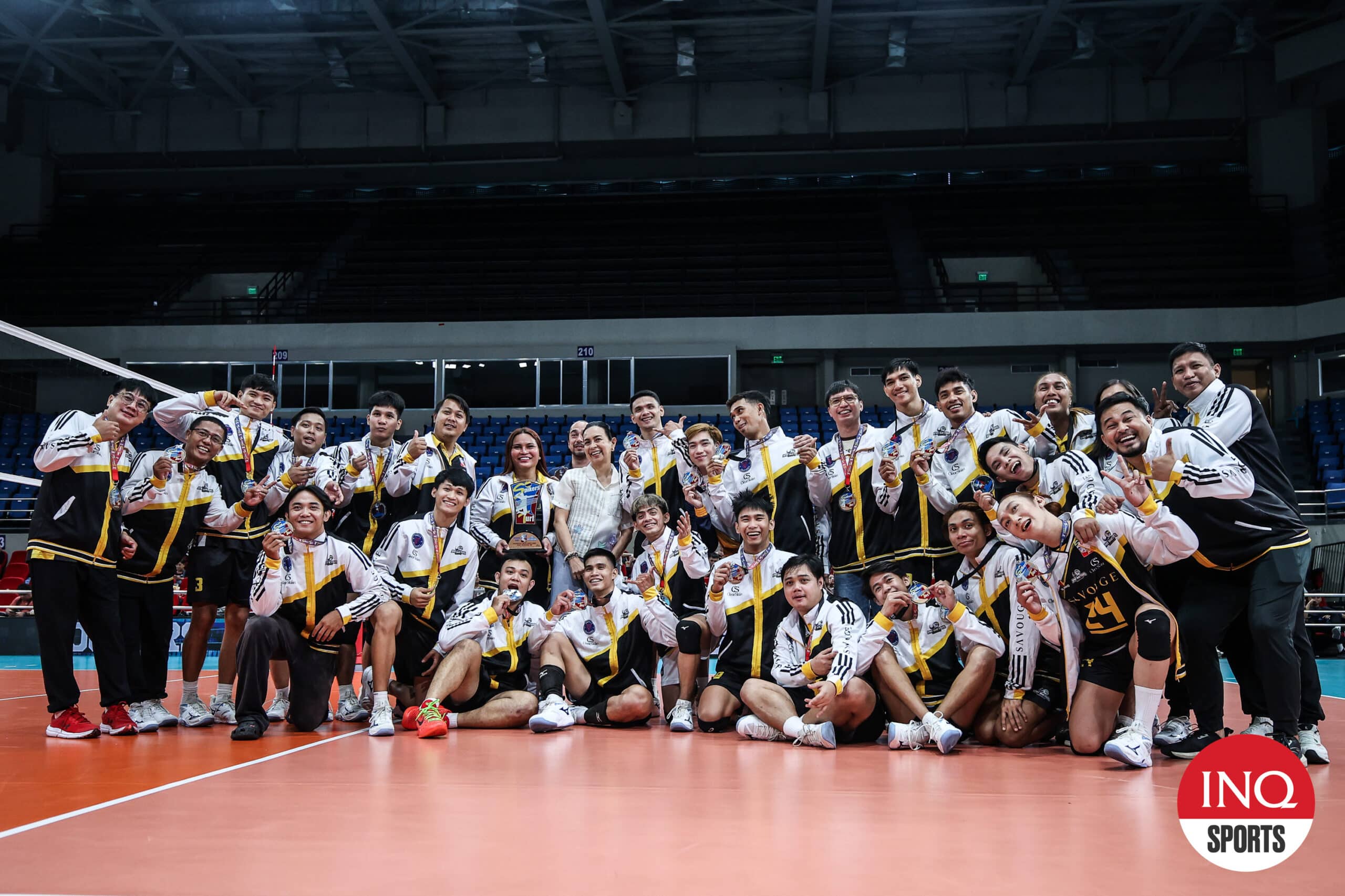 Los médicos de Sawok Spin celebran su medalla de bronce en la Conferencia Abierta de Spikers Ground de 2025