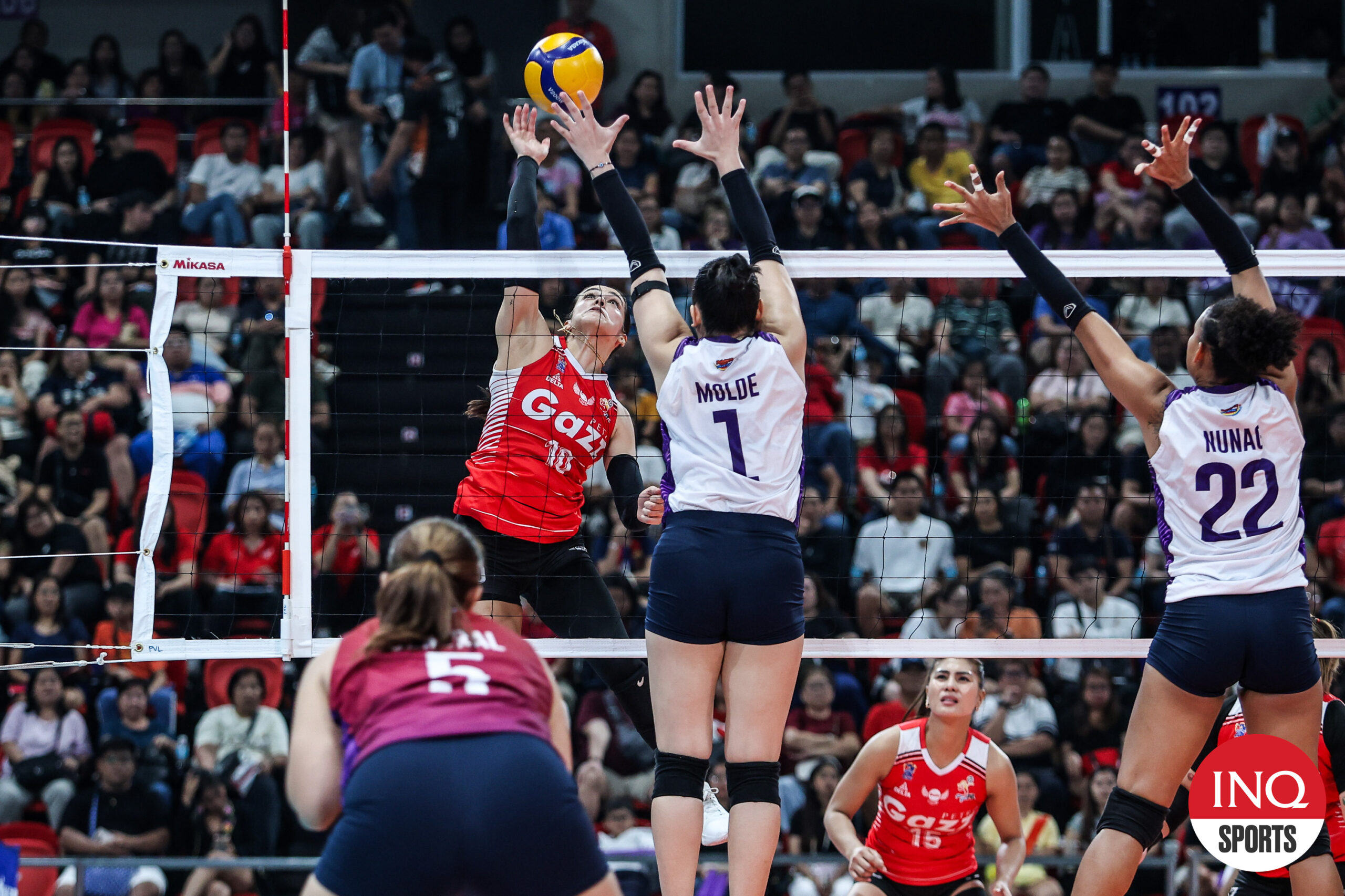 Brook Van Sickle de Petro Cass Angeles. Semifinales de la Conferencia PVL All-Filipinas