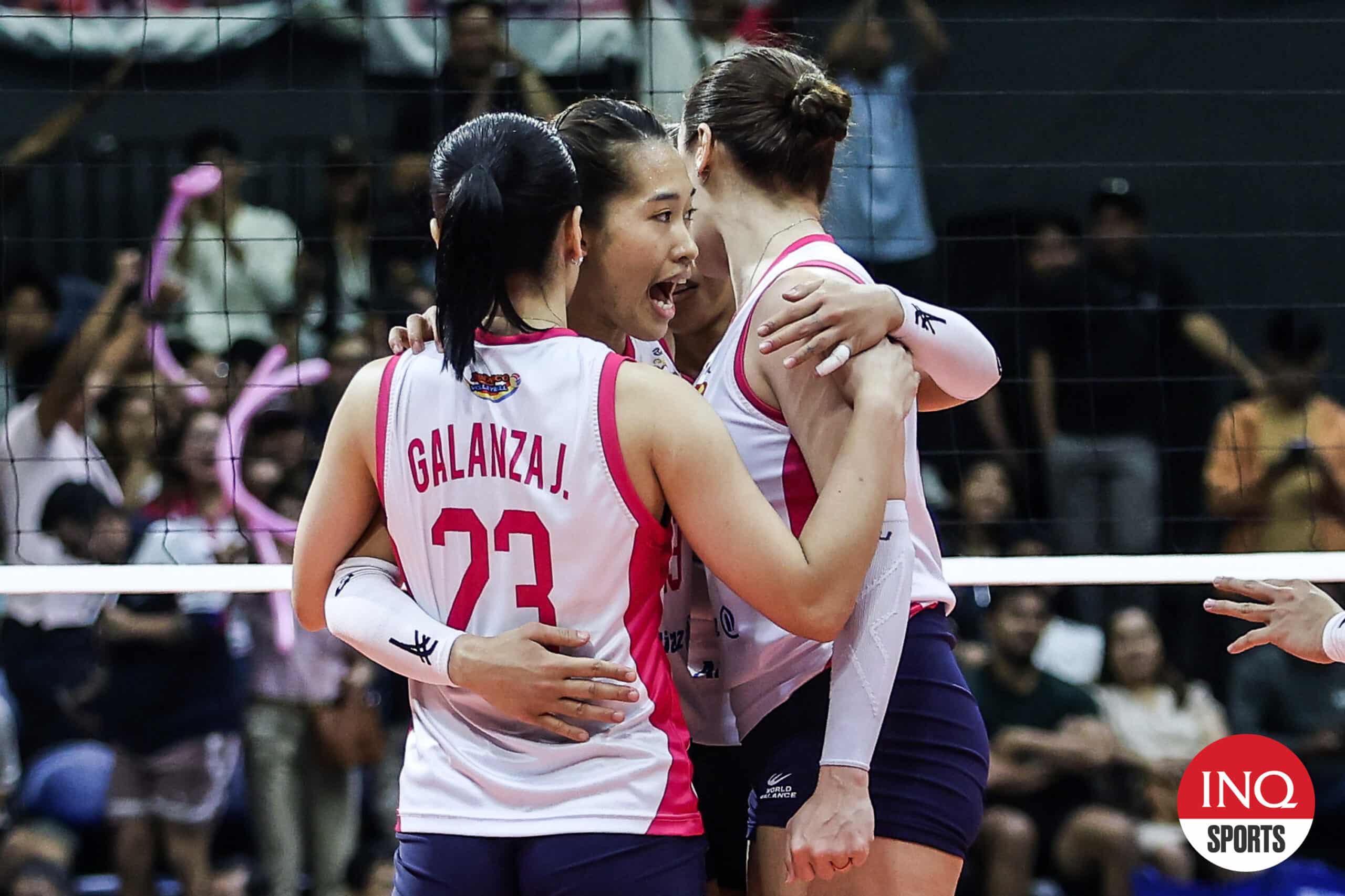 Convenciones de PVL All-Filipino abraza a Bernadet Bones Gema Kalansa y Michael Kumabao después de un punto importante en la línea de flashes frescos contra Petro Cass Angeles.