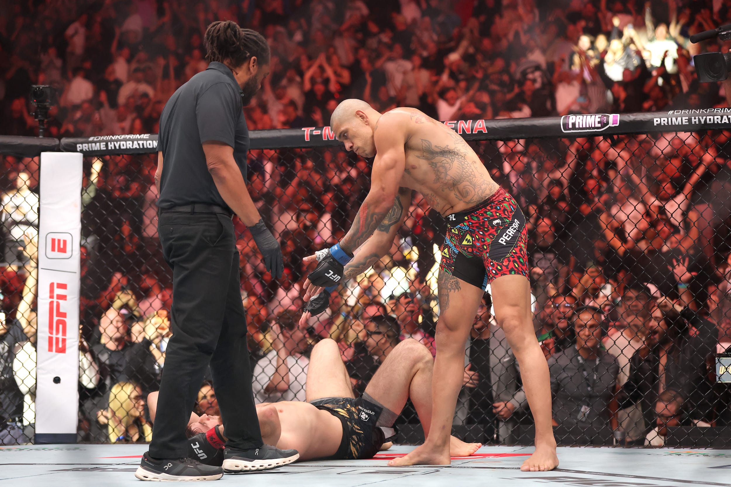 Pereira dethrones Ankalaev in first round at UFC 320