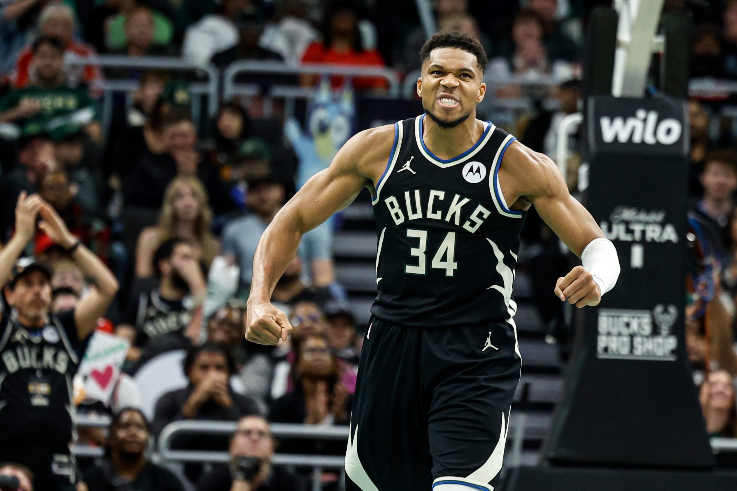 NBA: Giannis Antetokounmpo scores 41, Bucks beat Bulls