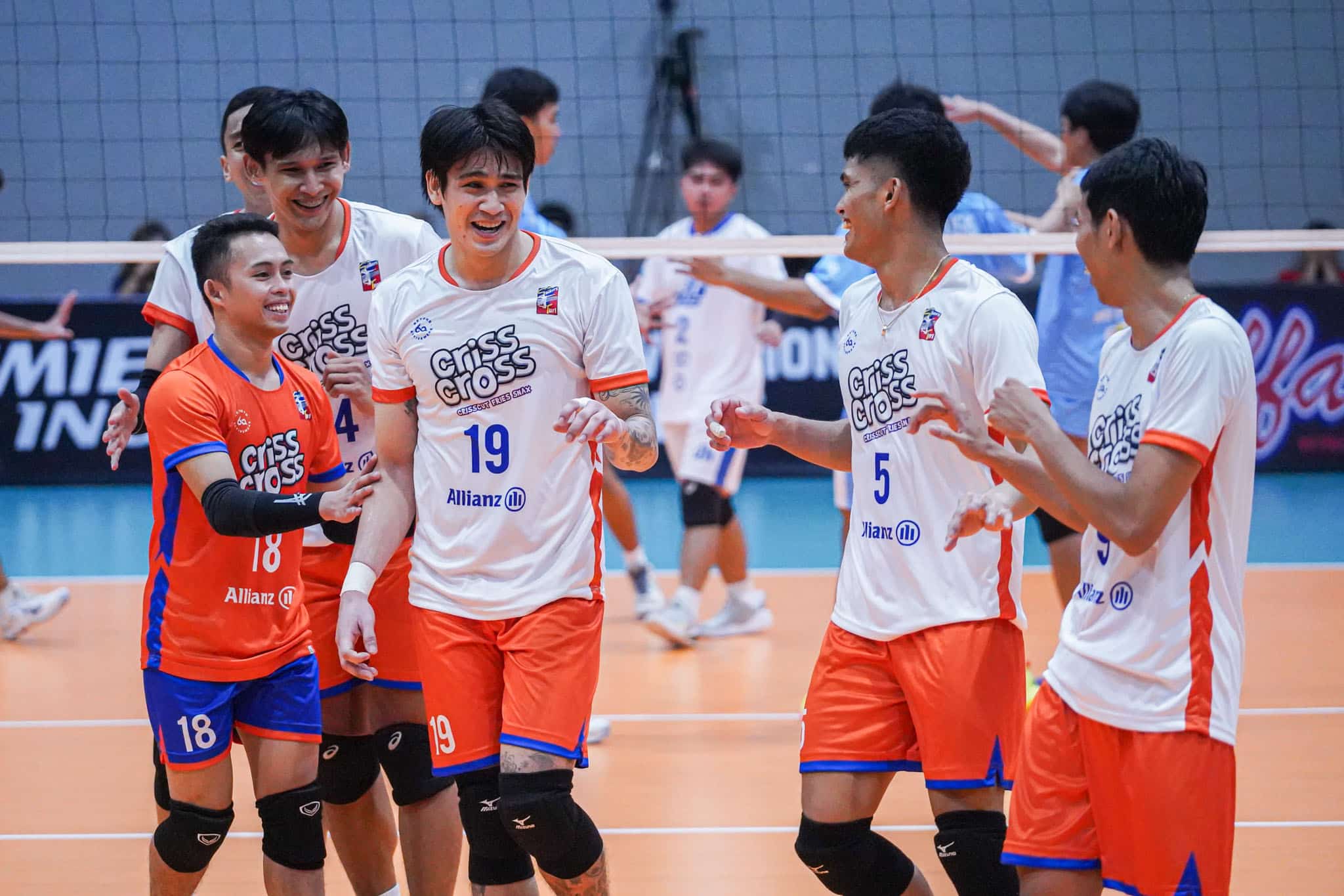 Spikers’ Turf: Criss Cross sweeps VNS for share of lead