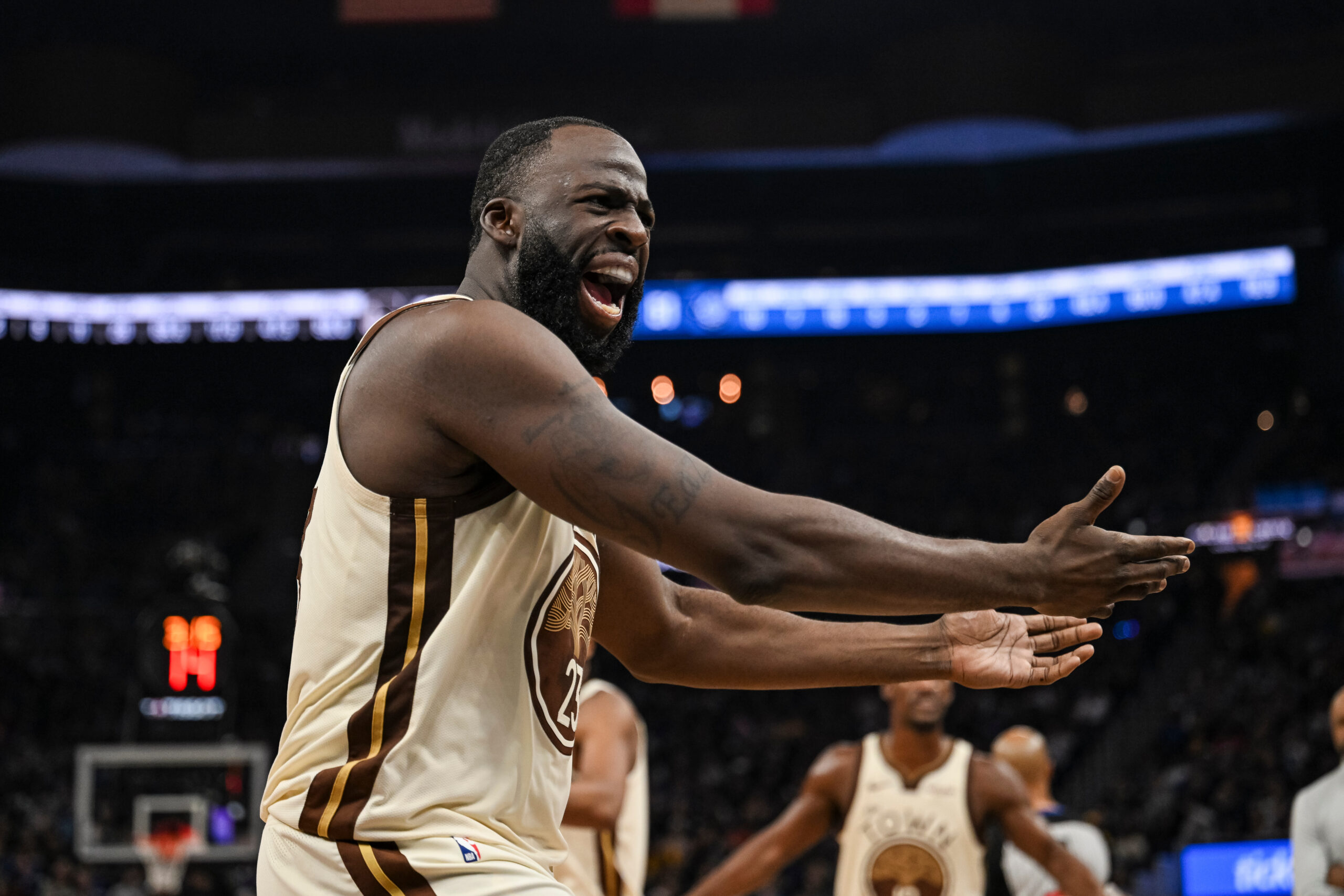 NBA: Draymond Green, Steve Kerr have heated exchange in huddle