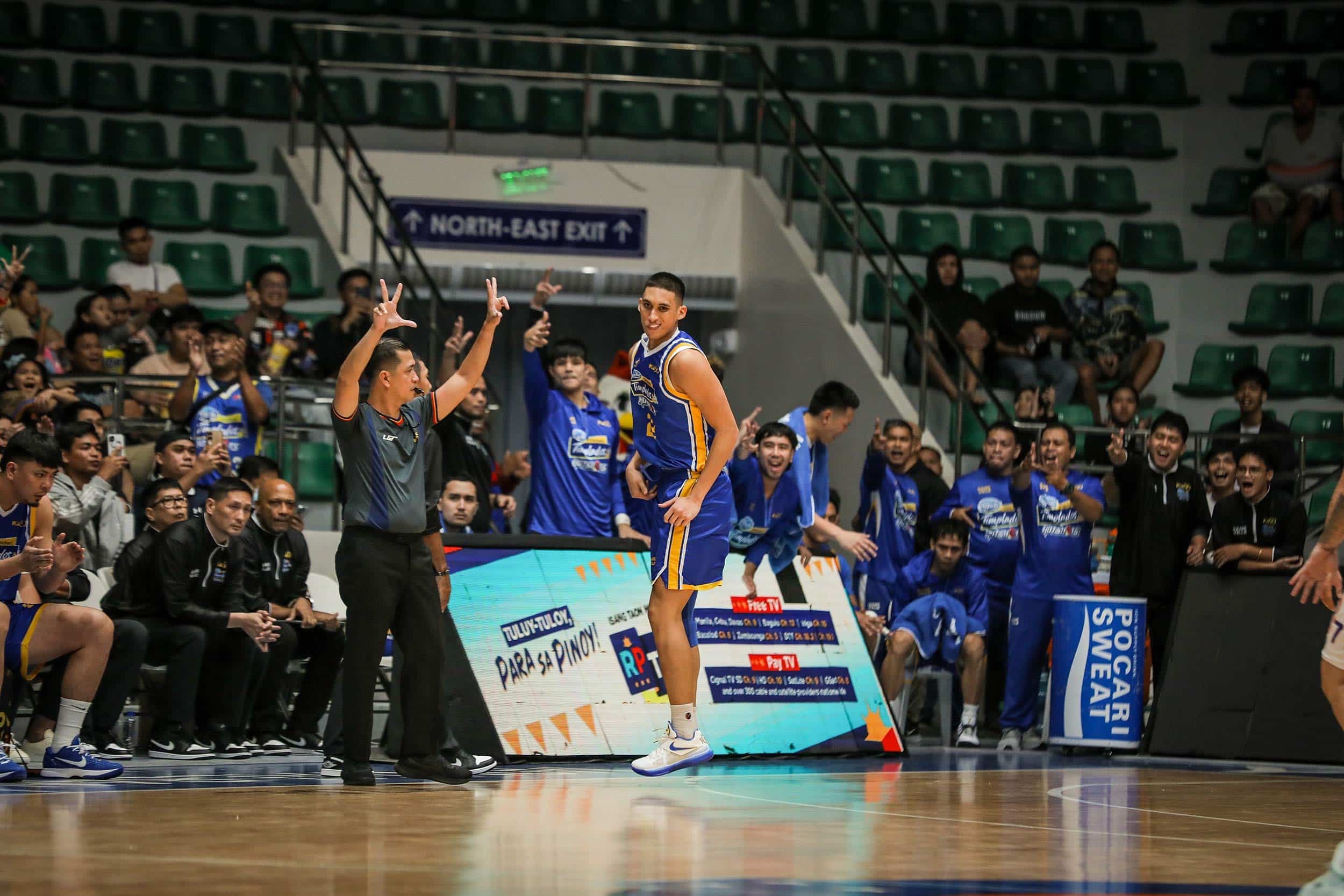 Hotshots stay in playoff bonus hunt by derailing Road Warriors