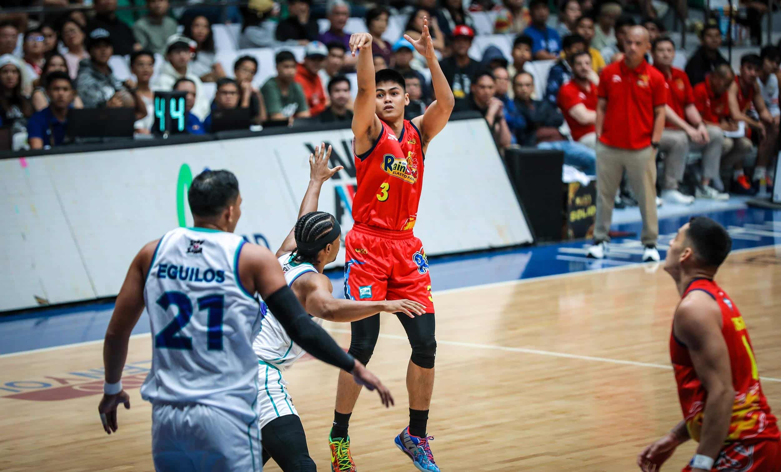 PBA: Rain or Shine goes on late run, downs Converge for solo lead