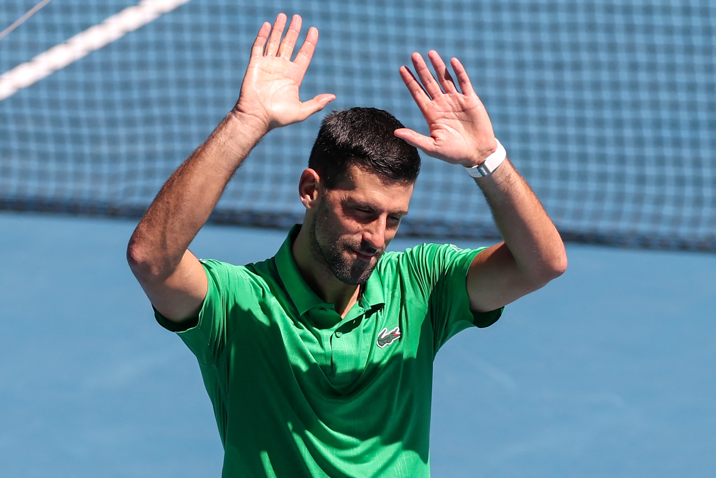 Djokovic steps up record hunt as Melbourne mercury soars