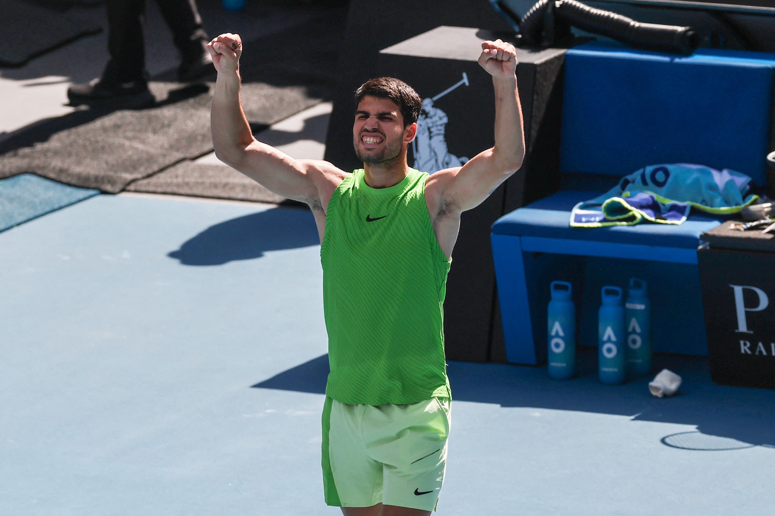 Carlos Alcaraz eases into last 8 in bid for maiden Melbourne title