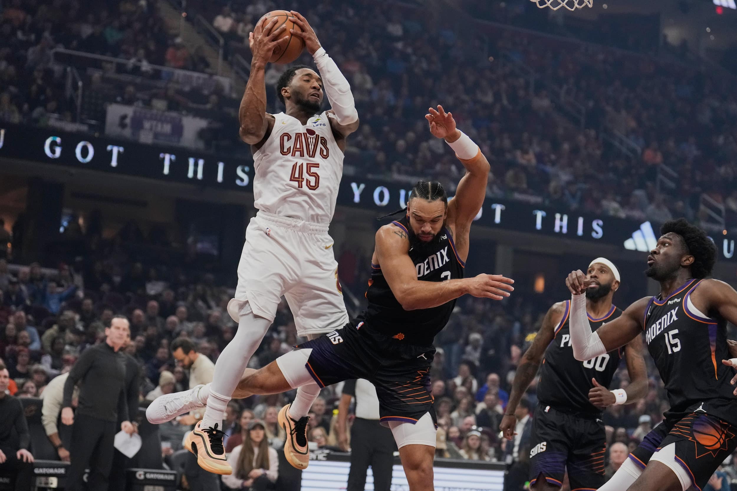 NBA: Donovan Mitchell scores 34 to propel Cavaliers past Suns