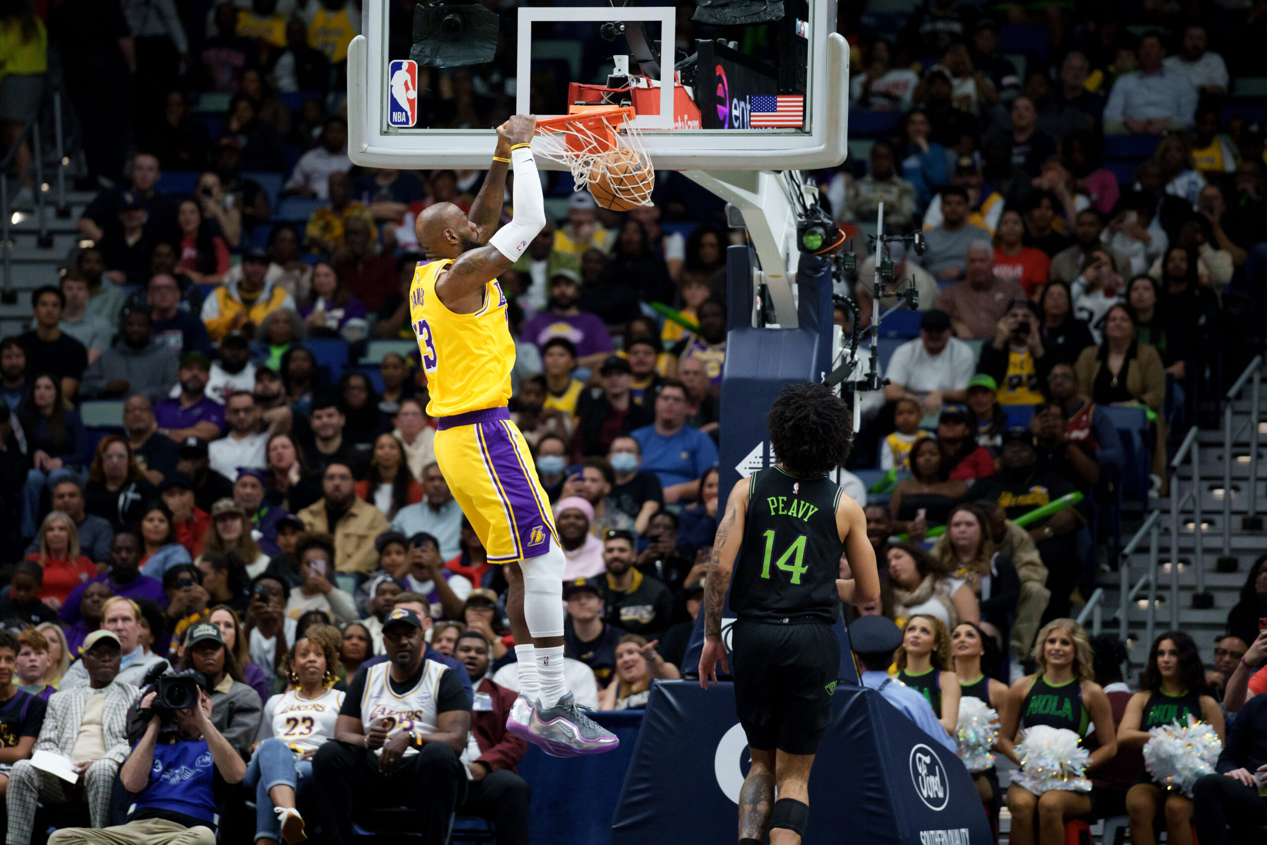 lebron lakers dunk