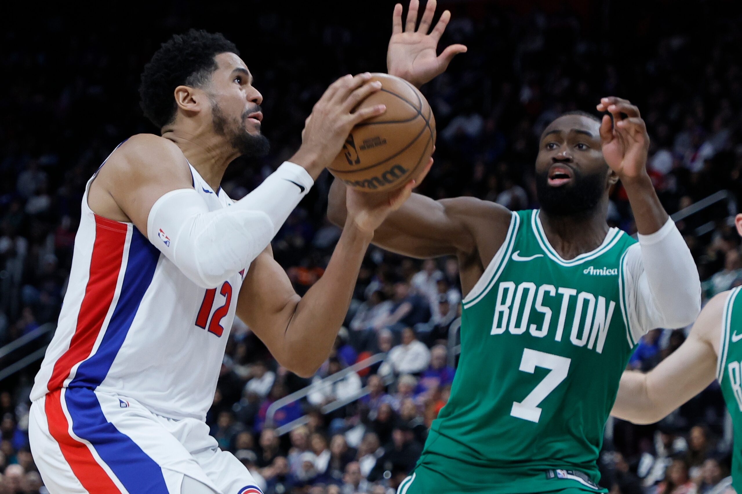 NBA: Pistons hold off Celtics