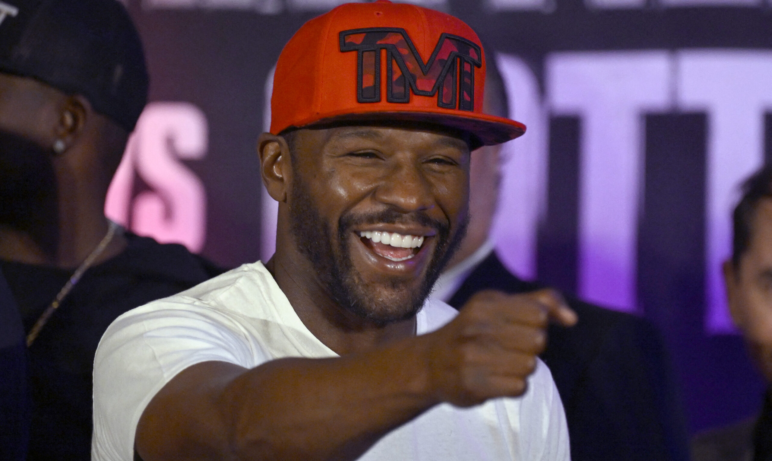 Floyd Mayweather returning to pro boxing 9 years after retirement