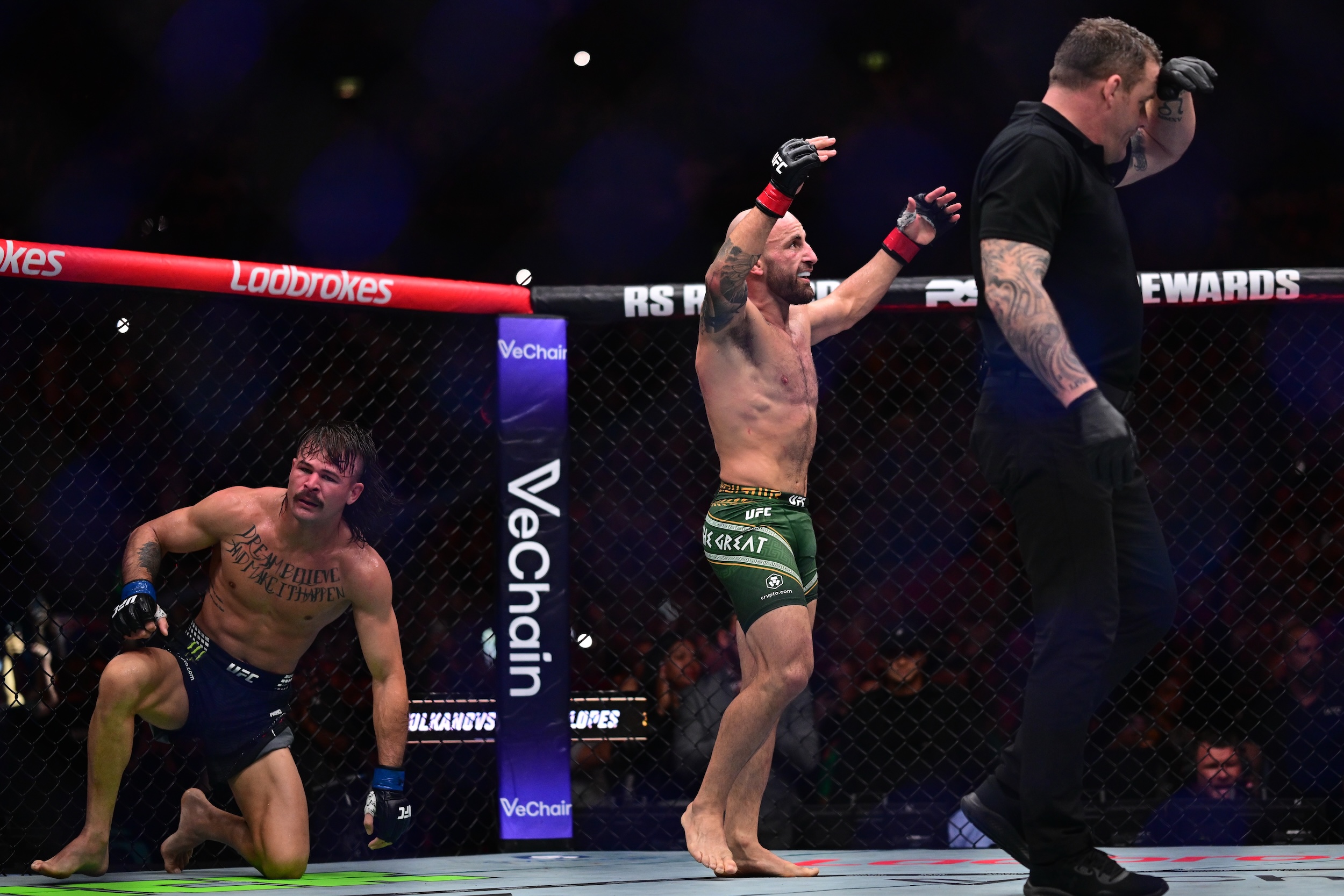 UFC 325: Alexander Volkanovski dominates Diego Lopes in Australia