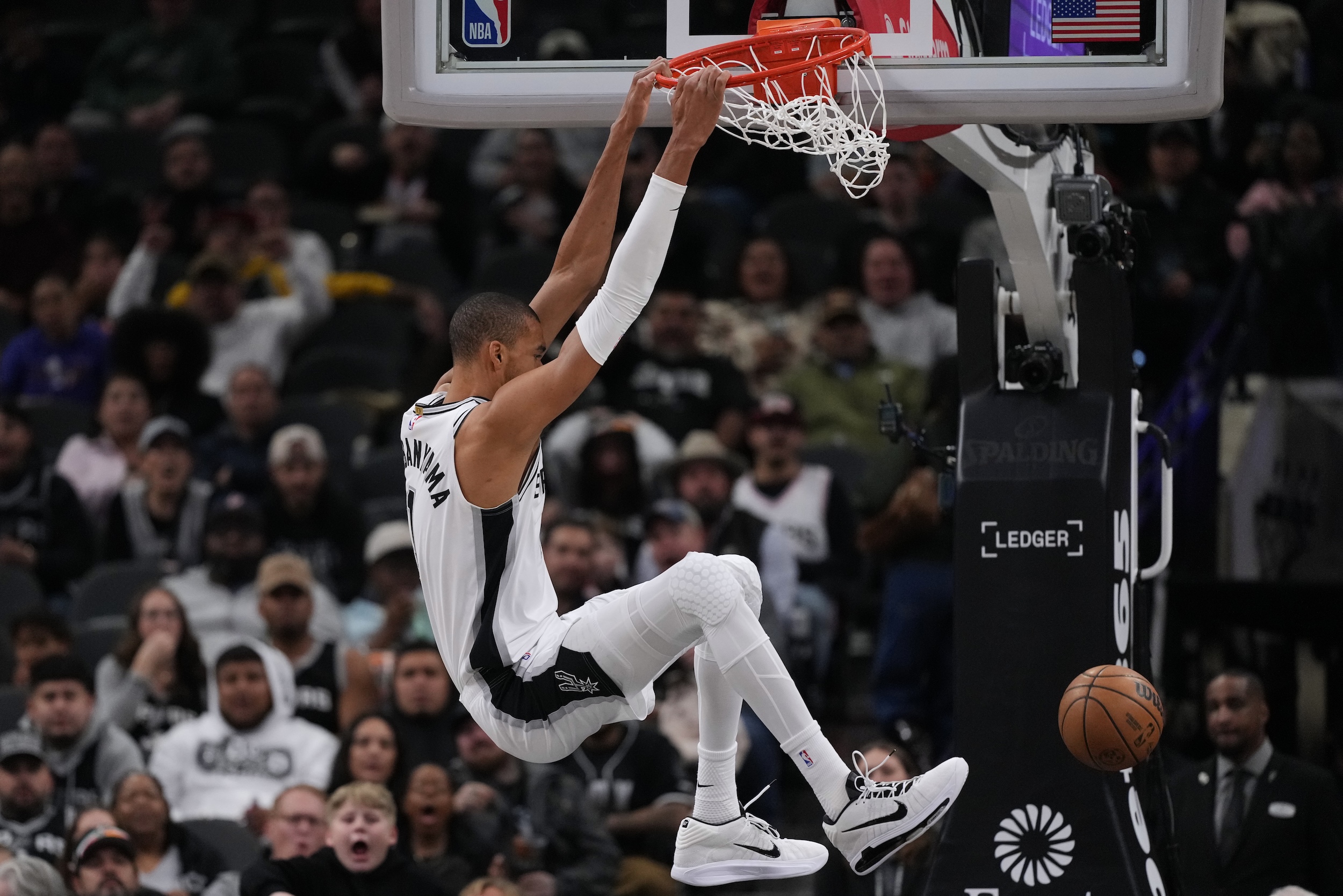 NBA: Spurs win in return home after snow delay, mechanical issues