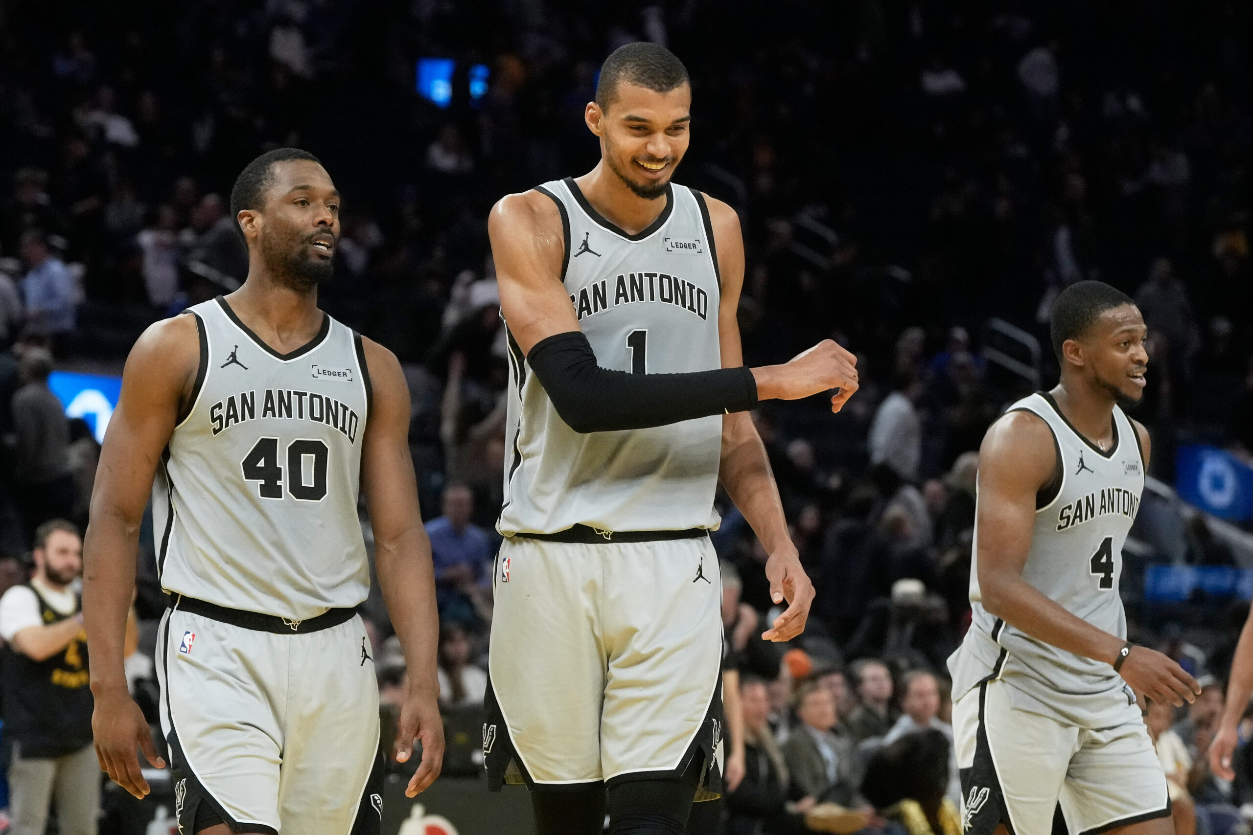 NBA: Spurs turn back Warriors for 6th straight win