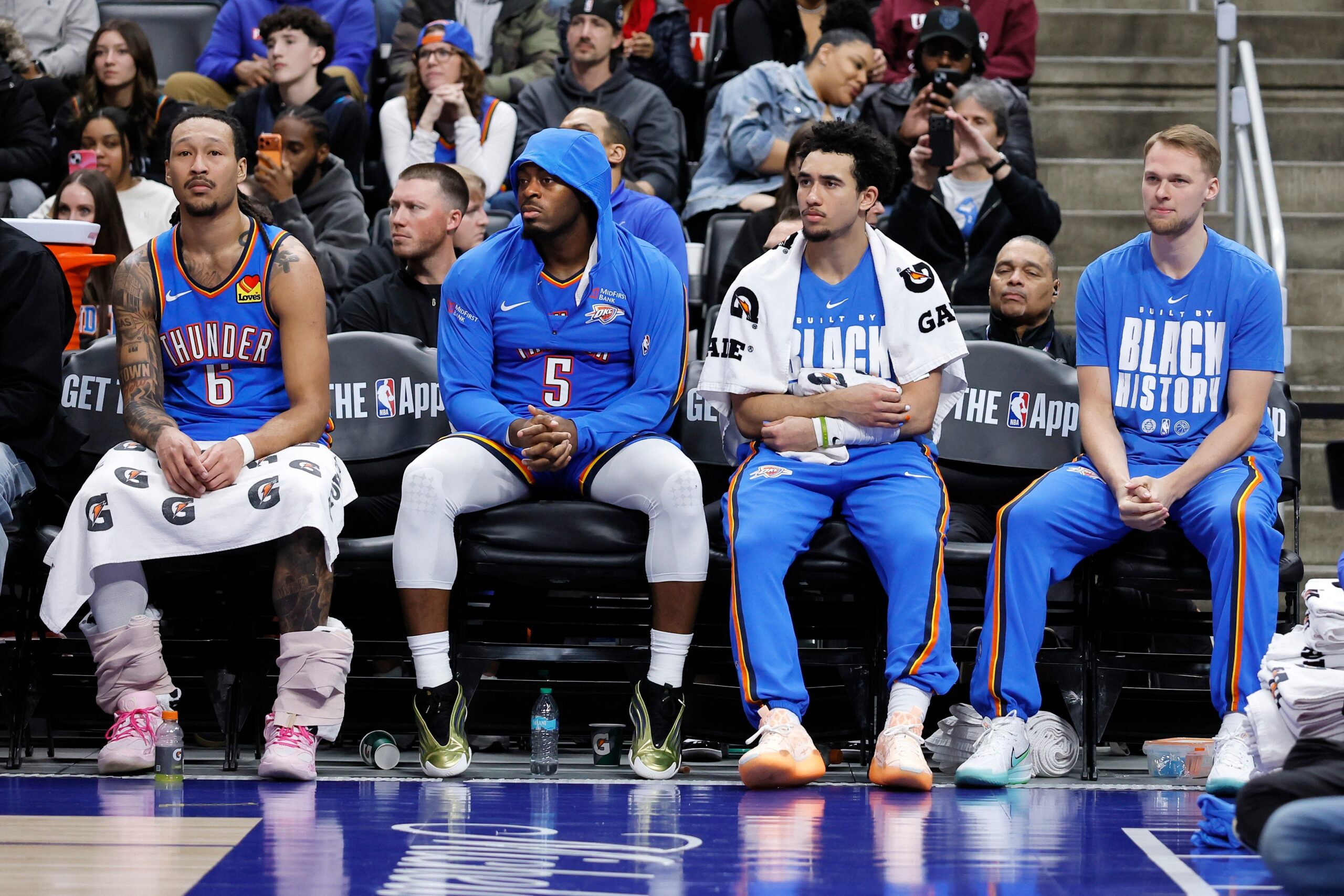 L'attaccante degli Oklahoma City Thunder Jaylin Williams (6), la guardia Luguentz Dort (5), la guardia Jared McCain e l'attaccante Buddy Boeheim, a destra, siedono in panchina con i Thunder in short-handed con cinque dei loro sei migliori marcatori infortunati durante la seconda metà di una partita di basket NBA contro i Detroit Pistons, mercoledì 25 febbraio 2026, a Detroit. 