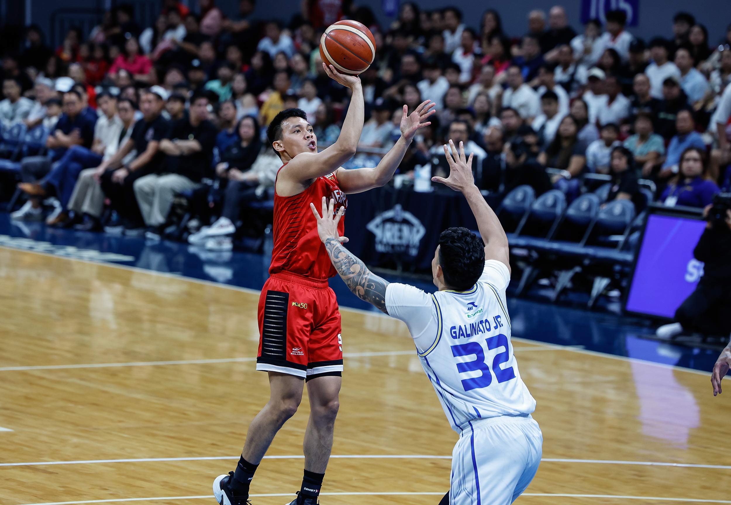 Scottie Thompson de Barangay Ginebra Gin Kings durante o jogo 3 contra TNT Tropang 5G nas finais da PBA Commissioner's Cup de 2026.