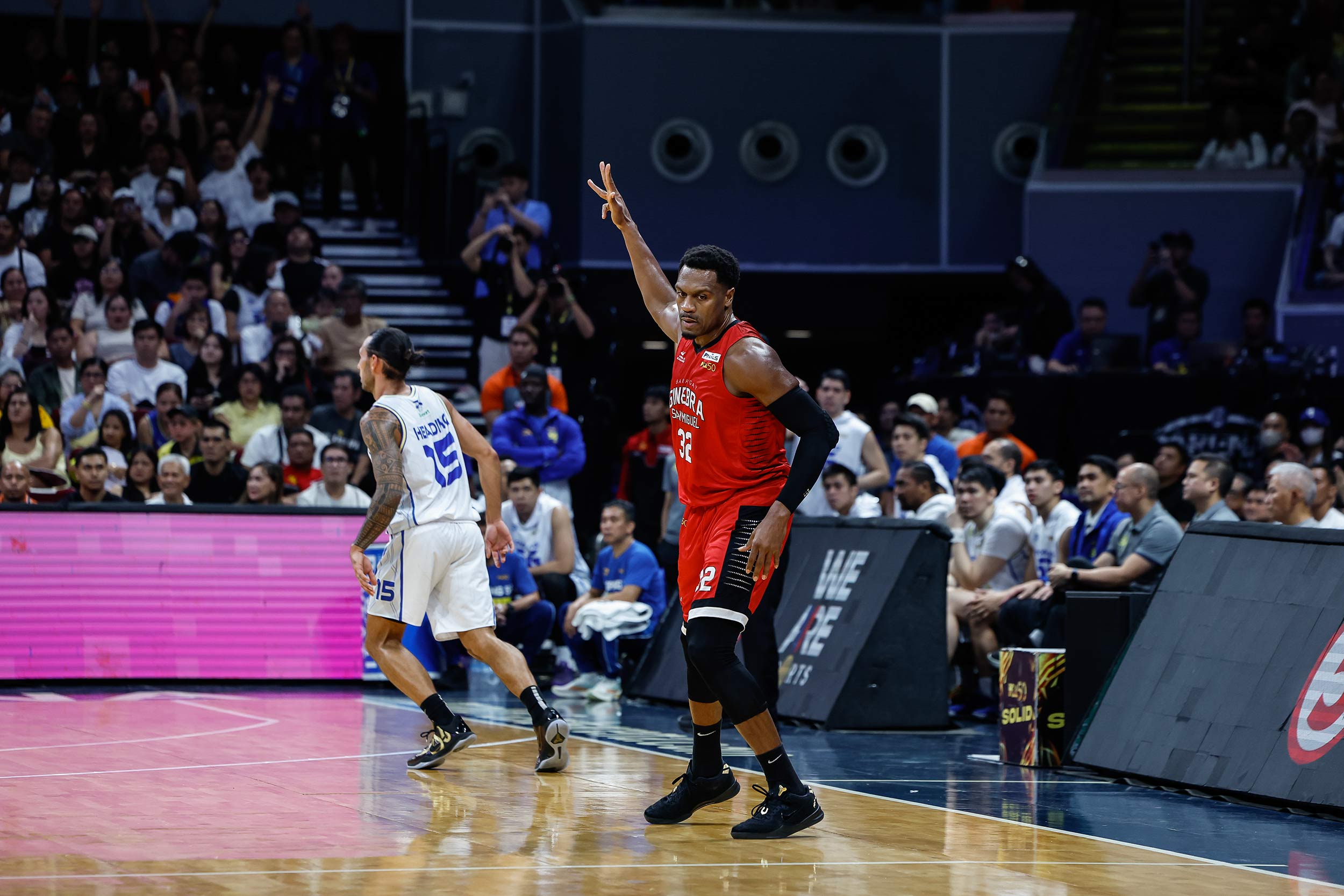 Justin Brownlee z Barangay Ginebra Gin Kings počas zápasu 3 proti TNT Tropang 5G vo finále PBA Commissioner's Cup v roku 2026. 