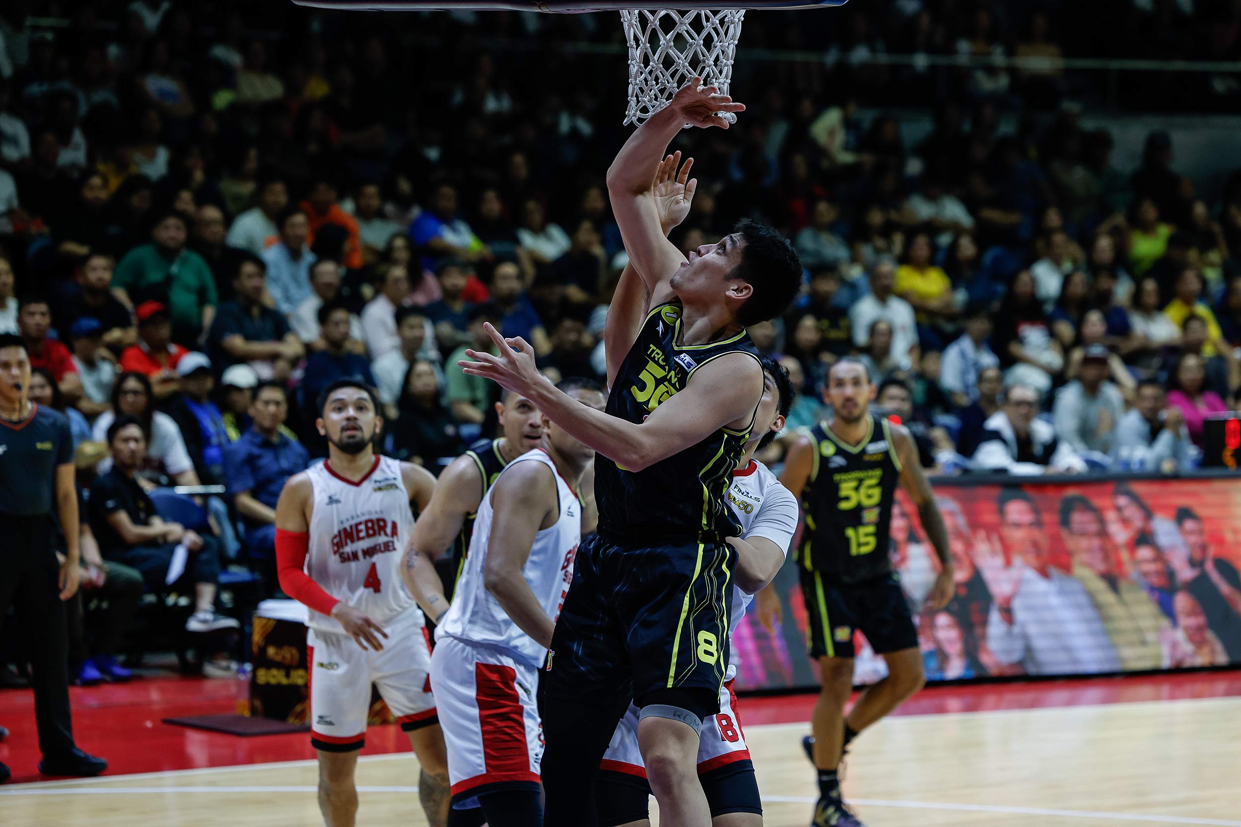 Calvin Oftana z TNT Tropang 5G počas zápasu proti Barangay Ginebra Gin Kings vo finále PBA Commissioner's Cup. 