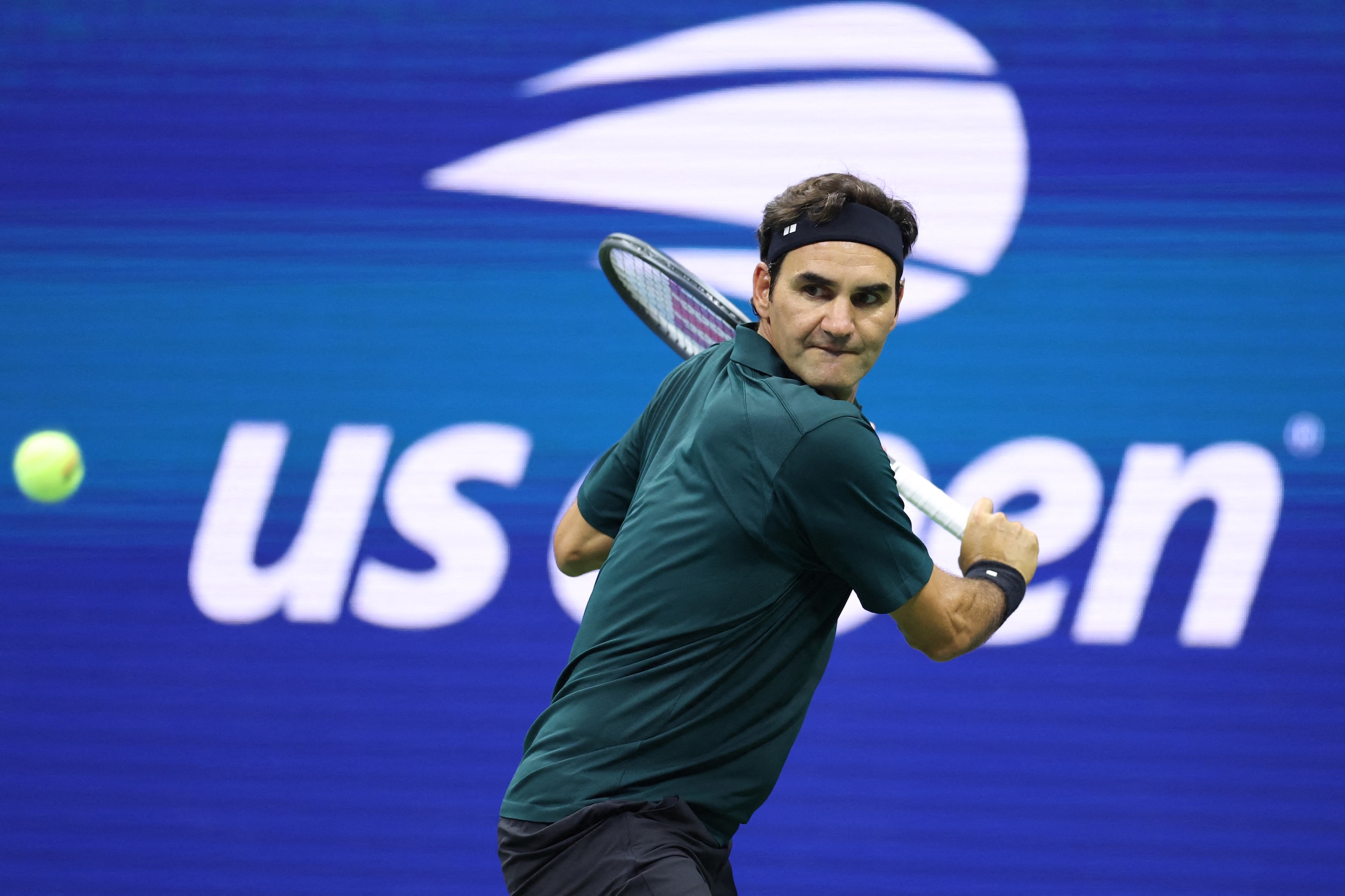 Roger Federer celebrated in US Open return for exhibition vs Roddick