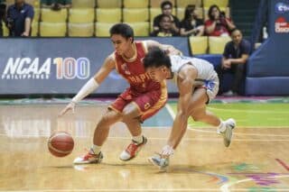 Mapua’s Clint Escamis (left) dribbles around Arellano’s Anthony Borromeo.